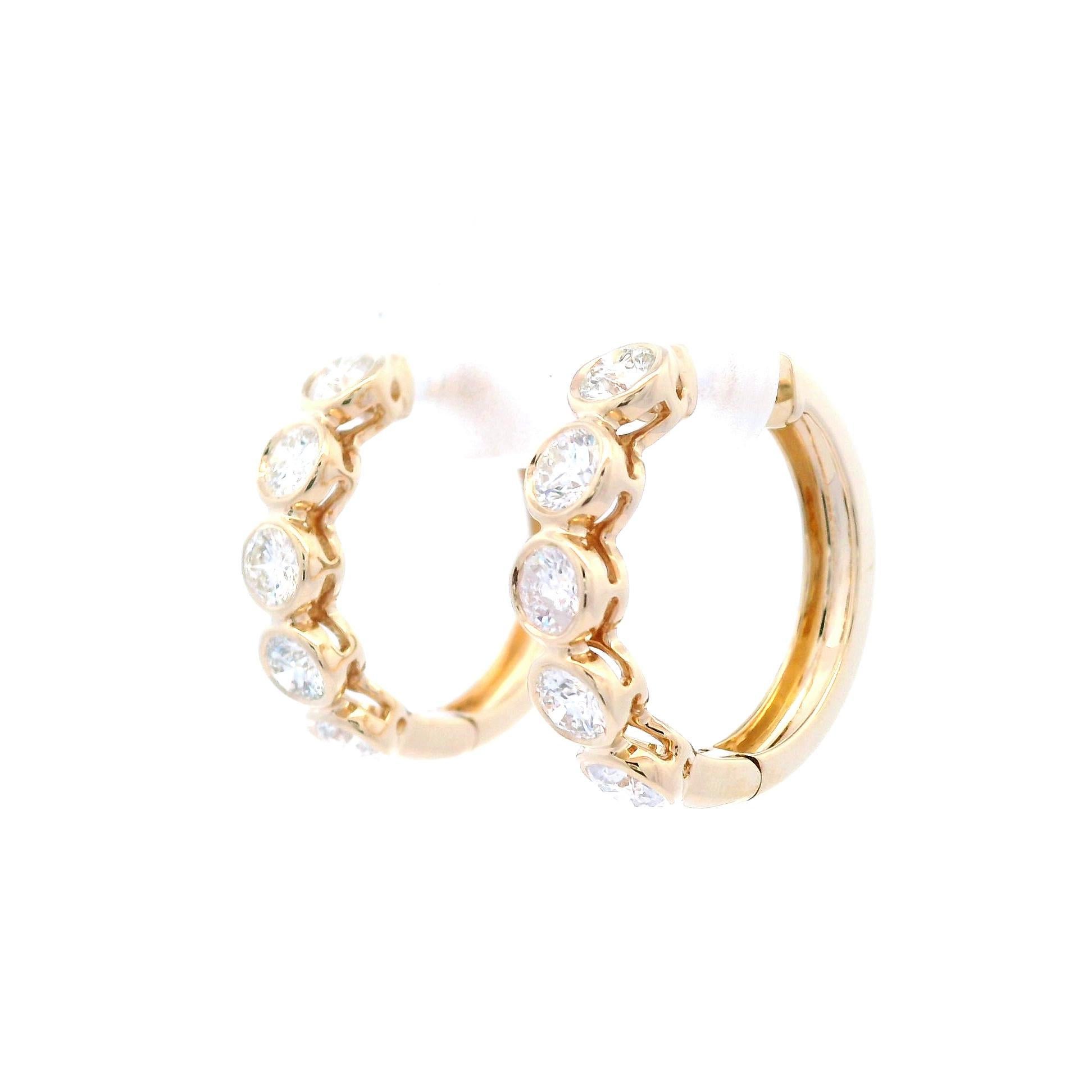 Boucles d'oreilles classiques en or jaune serties de diamants ronds naturels, par Alexander Beverly Hills.
10 diamants ronds de taille brillant, 1,43 carats au total. Couleur approximative I/J et pureté VS2/SI1. En or jaune 14k, serti à quatre