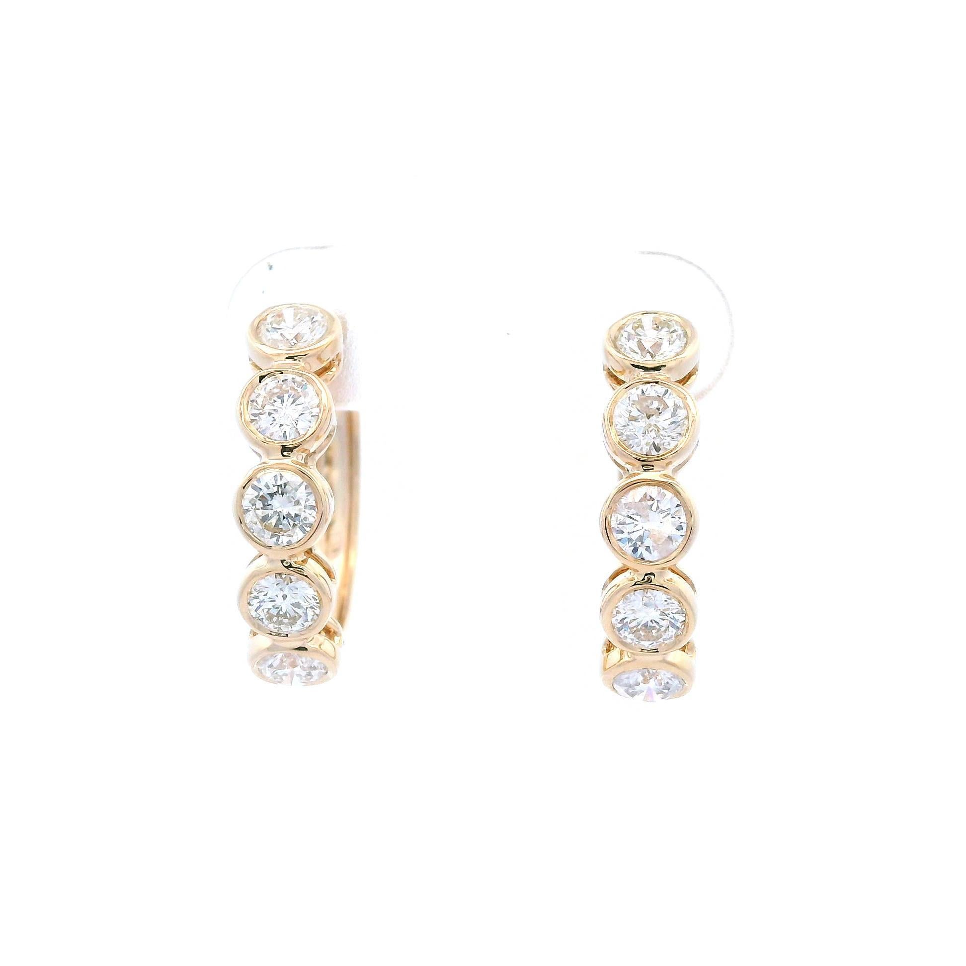 Taille ronde Alexander Beverly Hills, boucles d'oreilles en or jaune avec diamants 1,43 carat sertis sur le chaton en vente