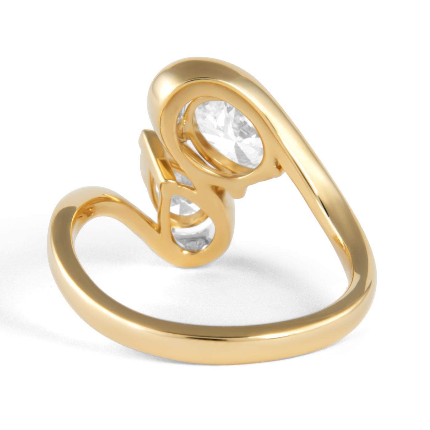Taille ovale Alexander Beverly Hills, bague Toi et Moi en or 18 carats avec diamants de forme ovale et poire de 1,48 carat en vente