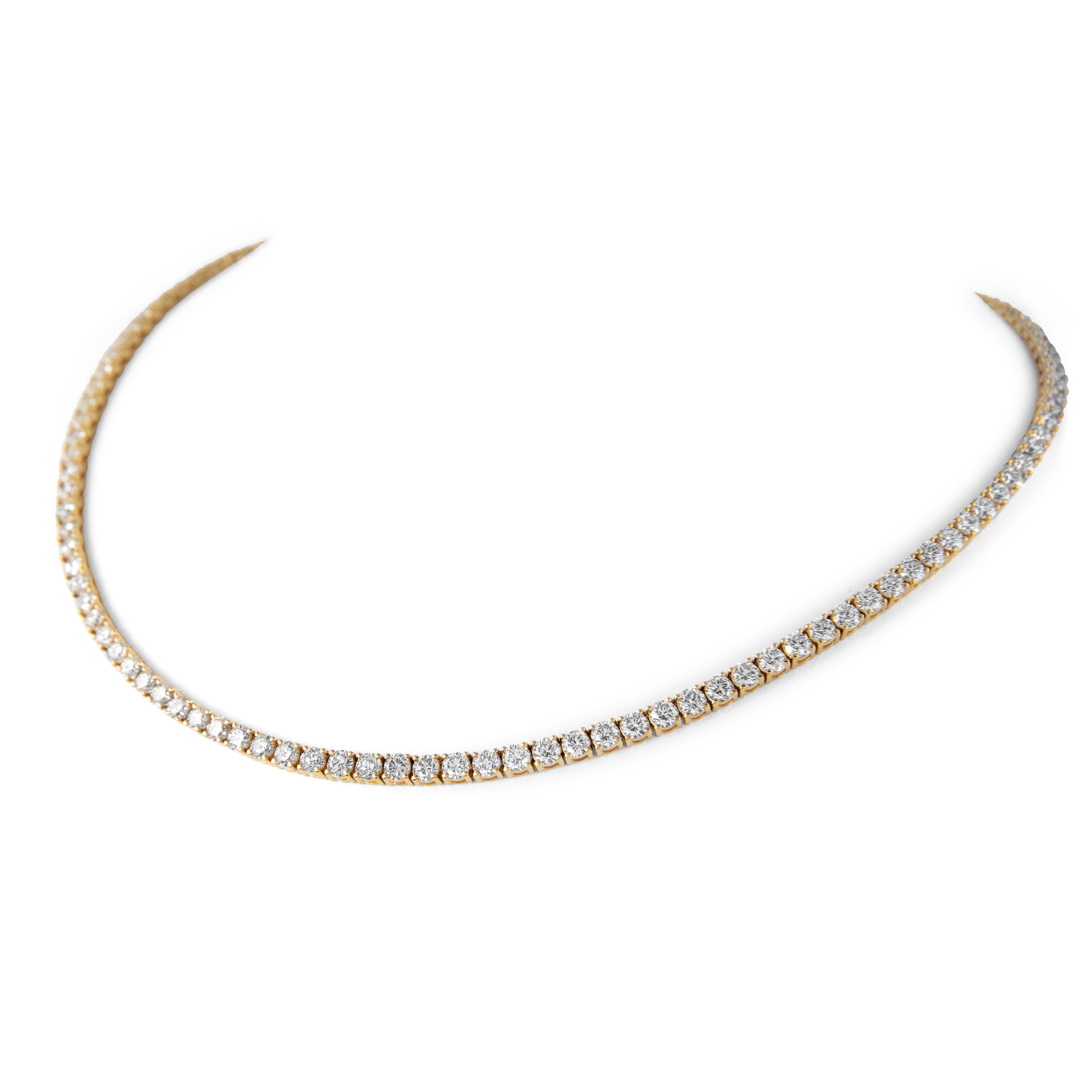 Magnifique et classique collier de tennis en diamants, par Alexander Beverly Hills.
118 diamants ronds de taille brillant, 14,95 carats. Couleur approximative H/I et pureté VS1. Or jaune 18 carats, 23,62 grammes, 16,5 pouces.
Sur demande, une
