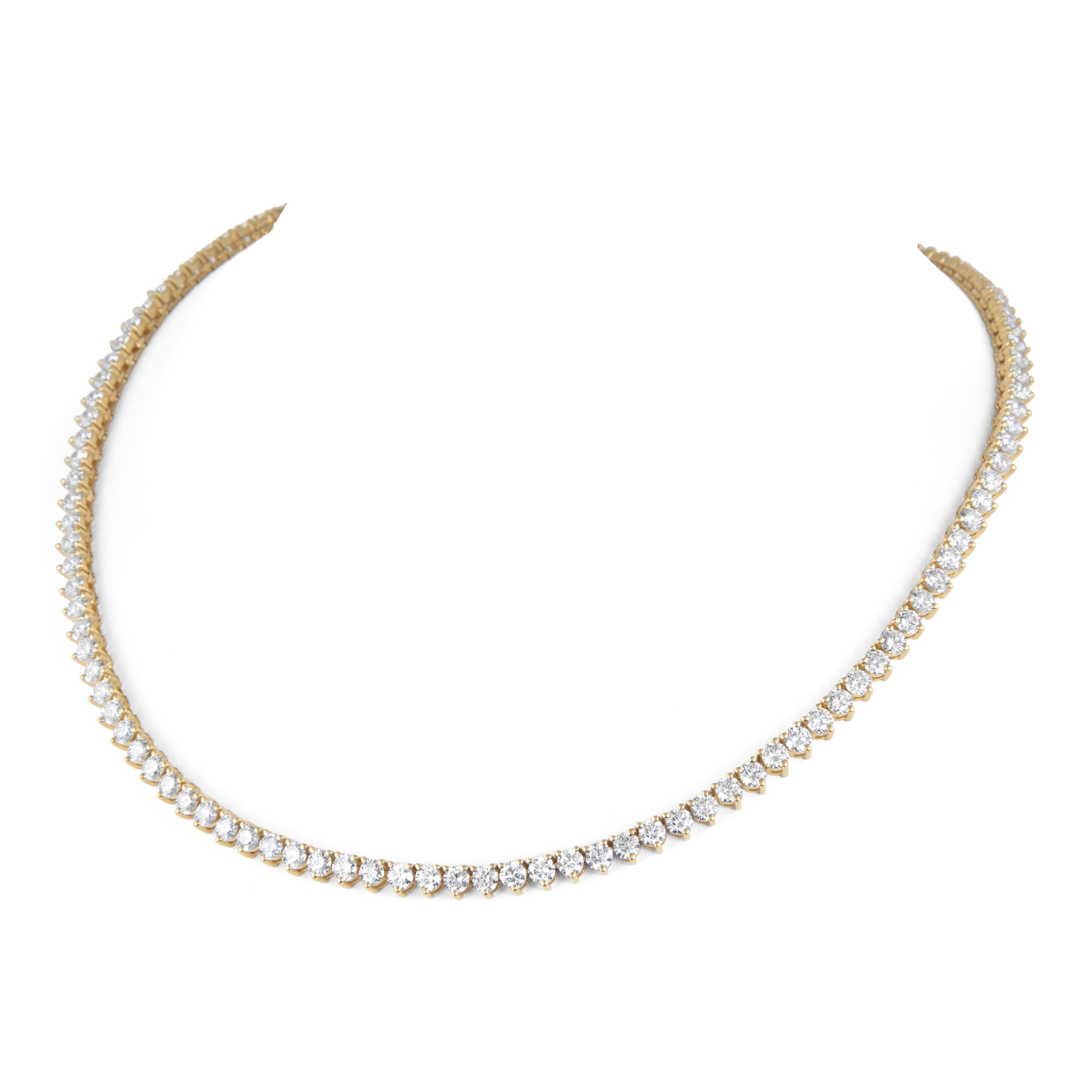 Bellissima e classica collana tennis con diamanti naturali, firmata Alexander Beverly Hills.
119 diamanti tondi brillanti, 14,99 carati. Colore H+I e purezza VS. Oro giallo 18 carati, 28,95 grammi, incastonato, 16 pollici.
Su richiesta, una