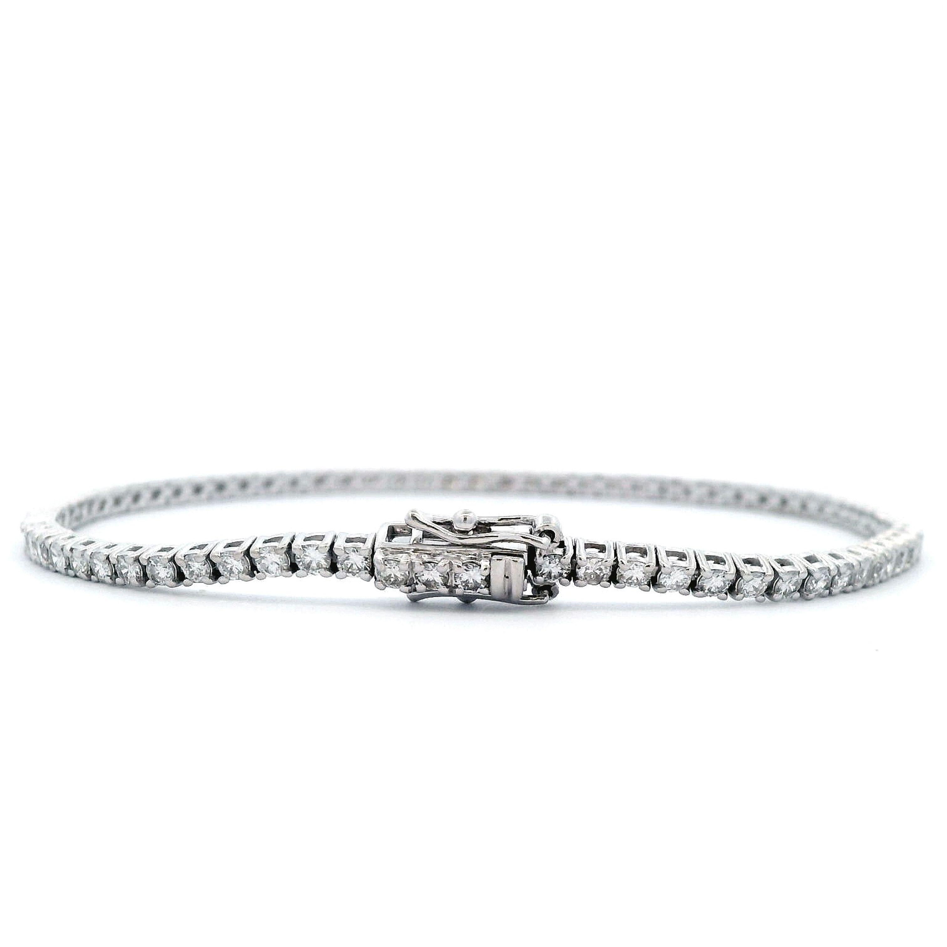 Exquisite and timeless diamonds tennis bracelet, by Alexander Beverly Hills.
81 round diamonds, 1.50 carats total. Approximately E/F color and VVS2/VS1 clarity. Four prong set in 18k white gold, 7.00 grams, 7.25 inches.
Accommodated with an