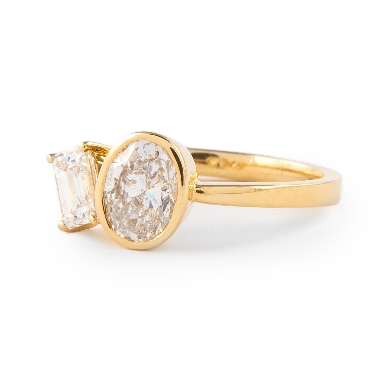 Contemporary Alexander Beverly Hills 1.50ct Oval & Emerald Diamond Toi Et Moi Ring 18k Yellow For Sale