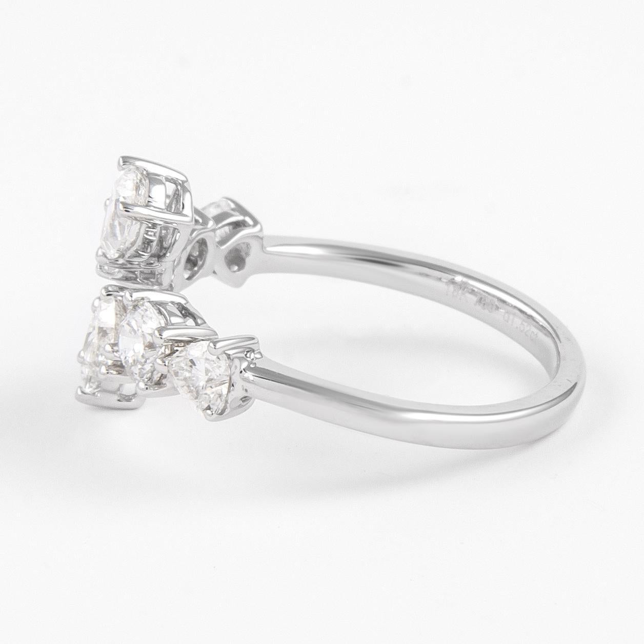 Atemberaubender moderner Bypass-Ring mit mehreren Diamanten von Alexander Beverly Hills.
1,52 Karat insgesamt
4 herzförmige Diamanten, 0,65 Karat. Ungefährer Farbgrad E/F und Reinheitsgrad VVS2/VS1. 2 birnenförmige Diamanten, 0,47 Karat. Ungefähr