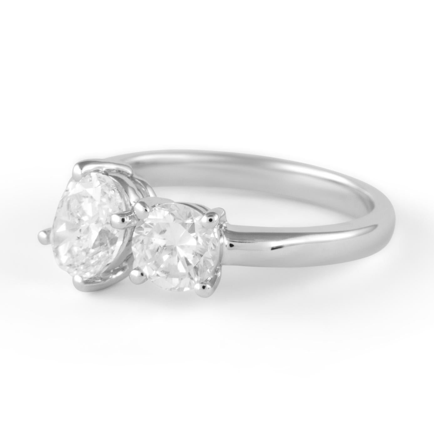 Atemberaubender, moderner, natürlicher, schwebender Diamantring mit offenem Schaft, von Alexander Beverly Hills.
1 ovaler Brillant und 1 runder Brillant, 1,57 Karat. Ungefährer Farbgrad E/F und Reinheitsgrad SI2. 18 Karat Weißgold, 3,81 Gramm,