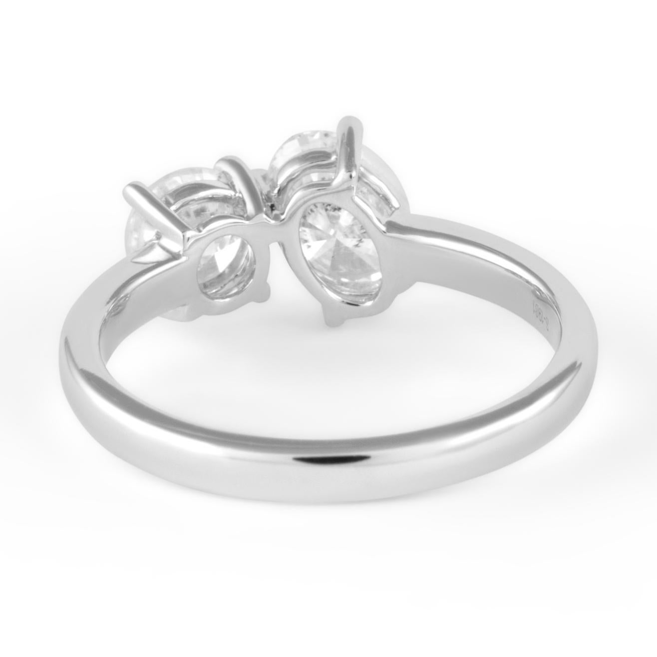 Alexander Beverly Hills 1,57 Karat Oval & Runder Diamant Toi Et Moi Ring 18k (Ovalschliff) im Angebot