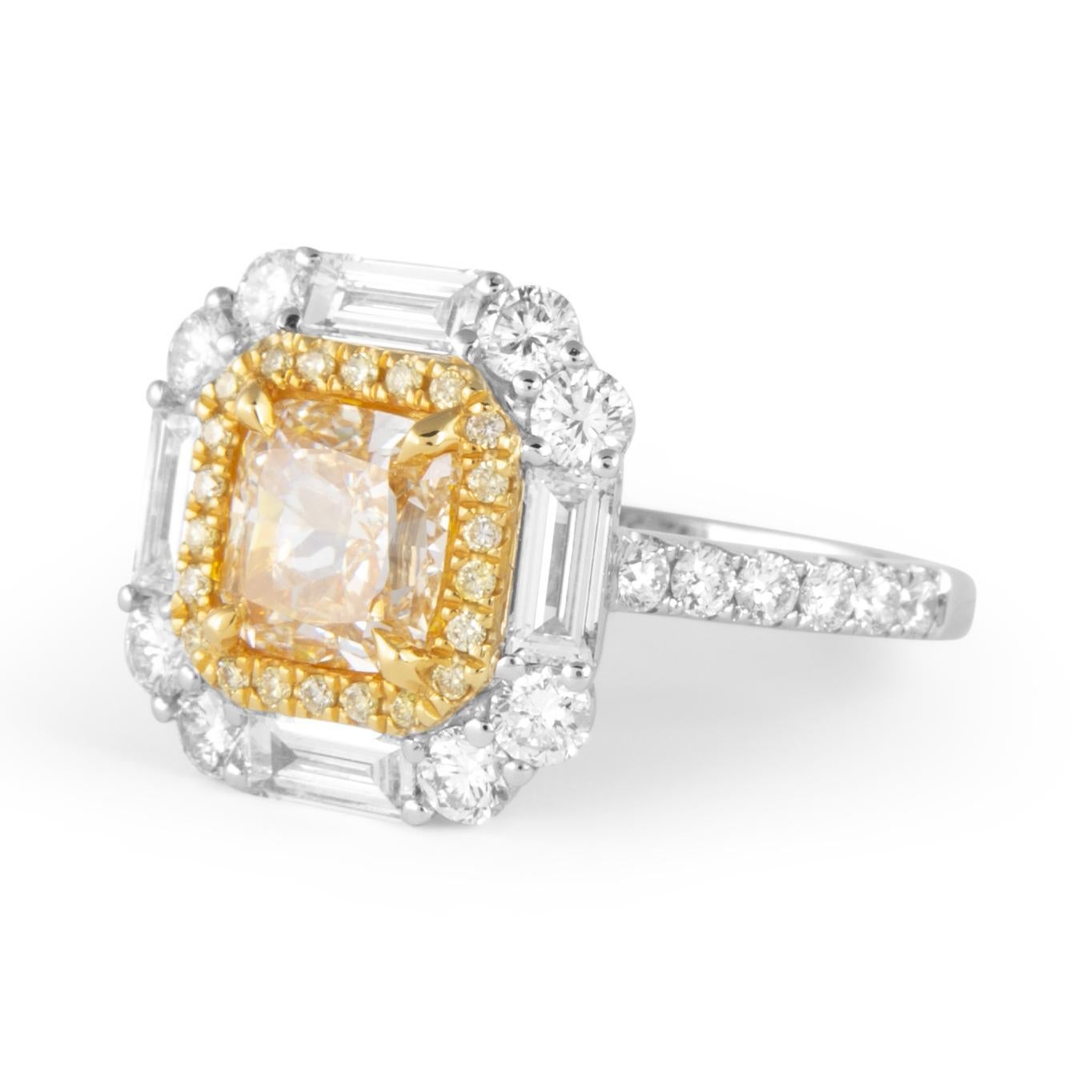 Splendido anello moderno certificato EGL con diamante giallo fancy naturale e doppio diamante giallo con aureola a baguette, in oro bianco e giallo 18k bicolore.
Alta gioielleria di Alexander Beverly Hills.
3,02 carati di peso totale di
