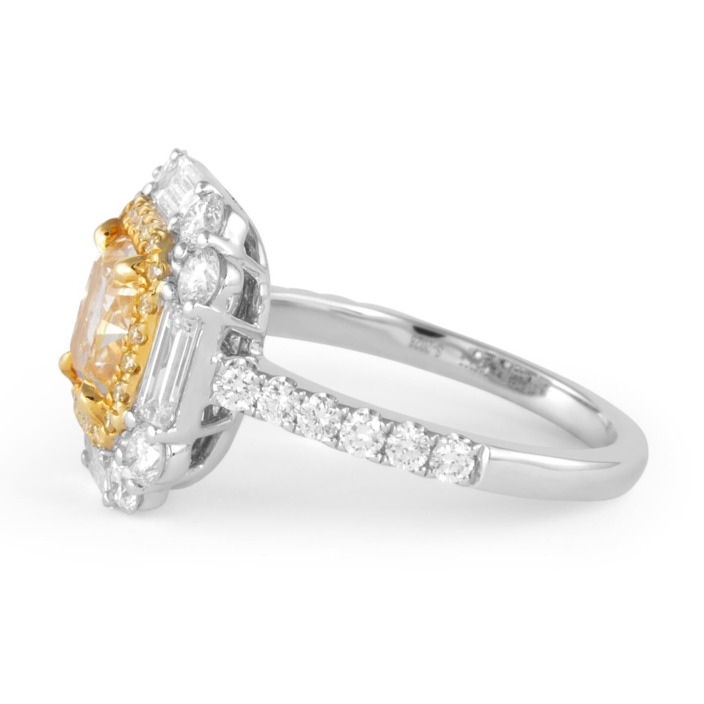 Contemporaneo Alexander Beverly Hills - Anello di diamanti gialli a forma di cuscino da 1,60 carati - 18 carati bicolore in vendita