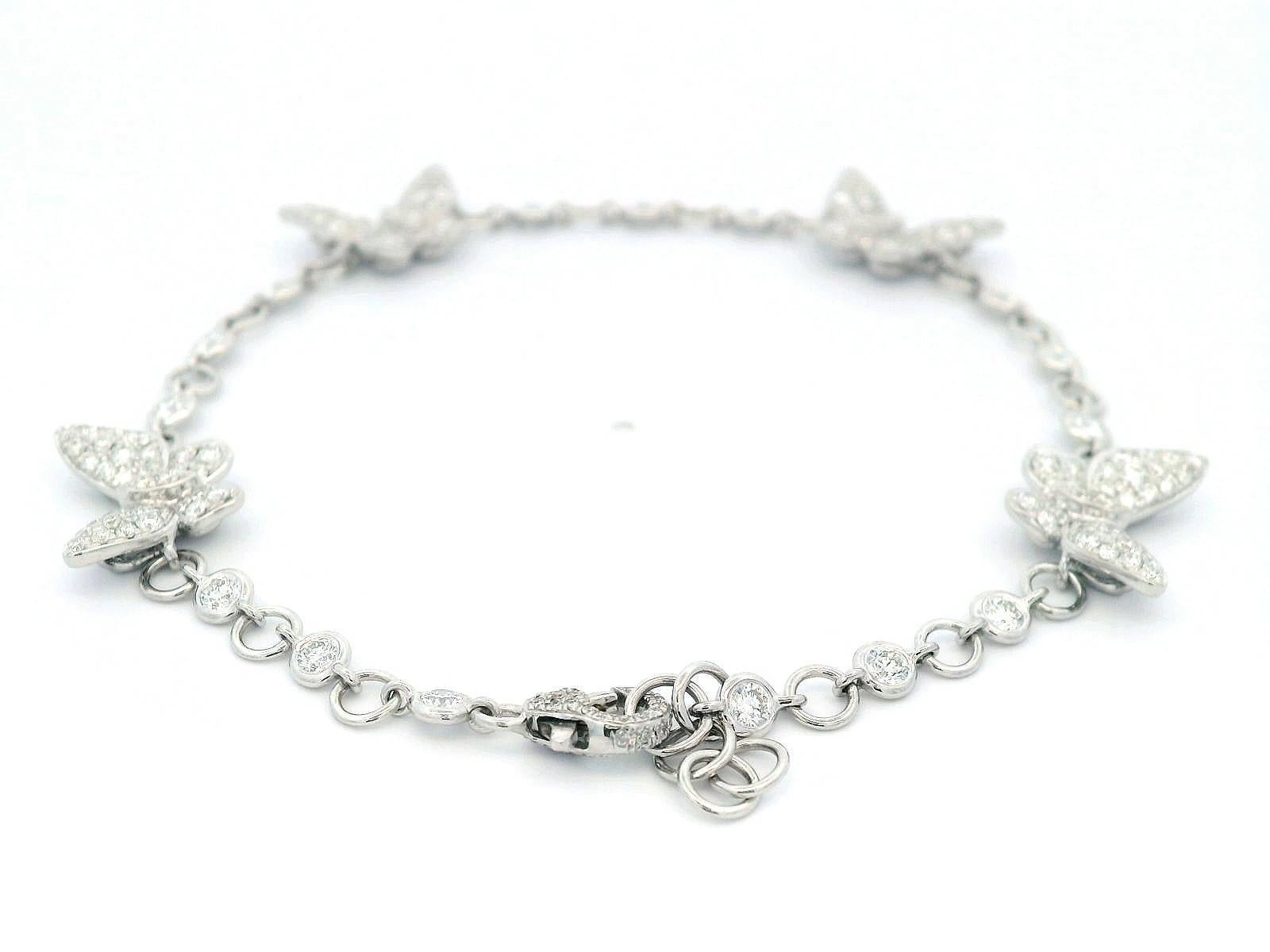 Wunderschönes Armband mit kleinem Schmetterling, von Alexander Beverly Hills.
194 runde Diamanten, insgesamt 1,66 Karat. Ungefähr F/G Farbe und VS Reinheit. In 18k Weißgold gefasst, 7,19 Gramm, 6,75-7,25 Zoll.
Auf Anfrage wird eine aktuelle digitale