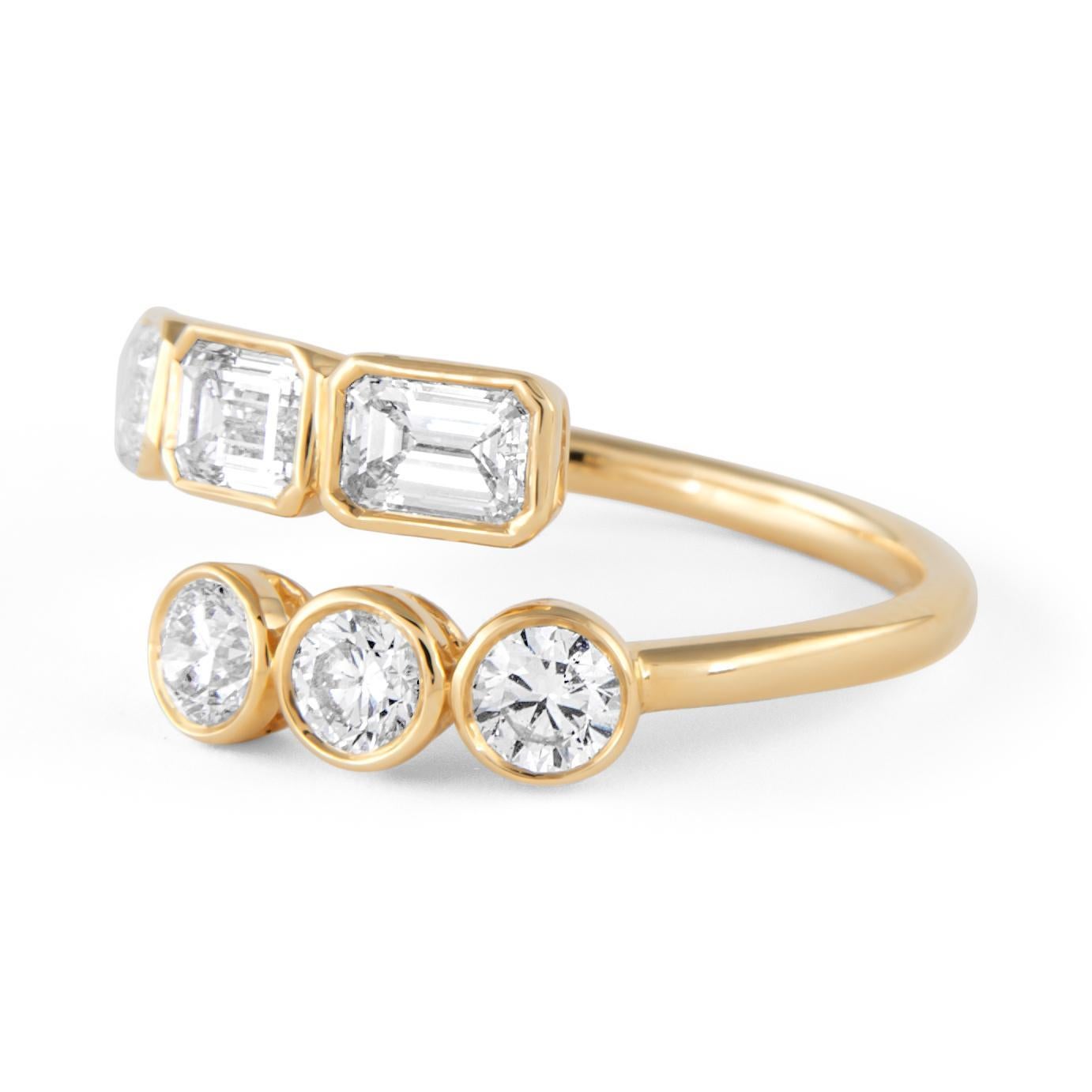 Superbe bague moderne à pont en or jaune, sertie de plusieurs diamants naturels, par Alexander Beverly Hills.
1,68 carats au total
3 diamants de taille émeraude, 1,10 carats. Couleur E/F et pureté VVS. 3 diamants ronds de taille brillant, 0,58