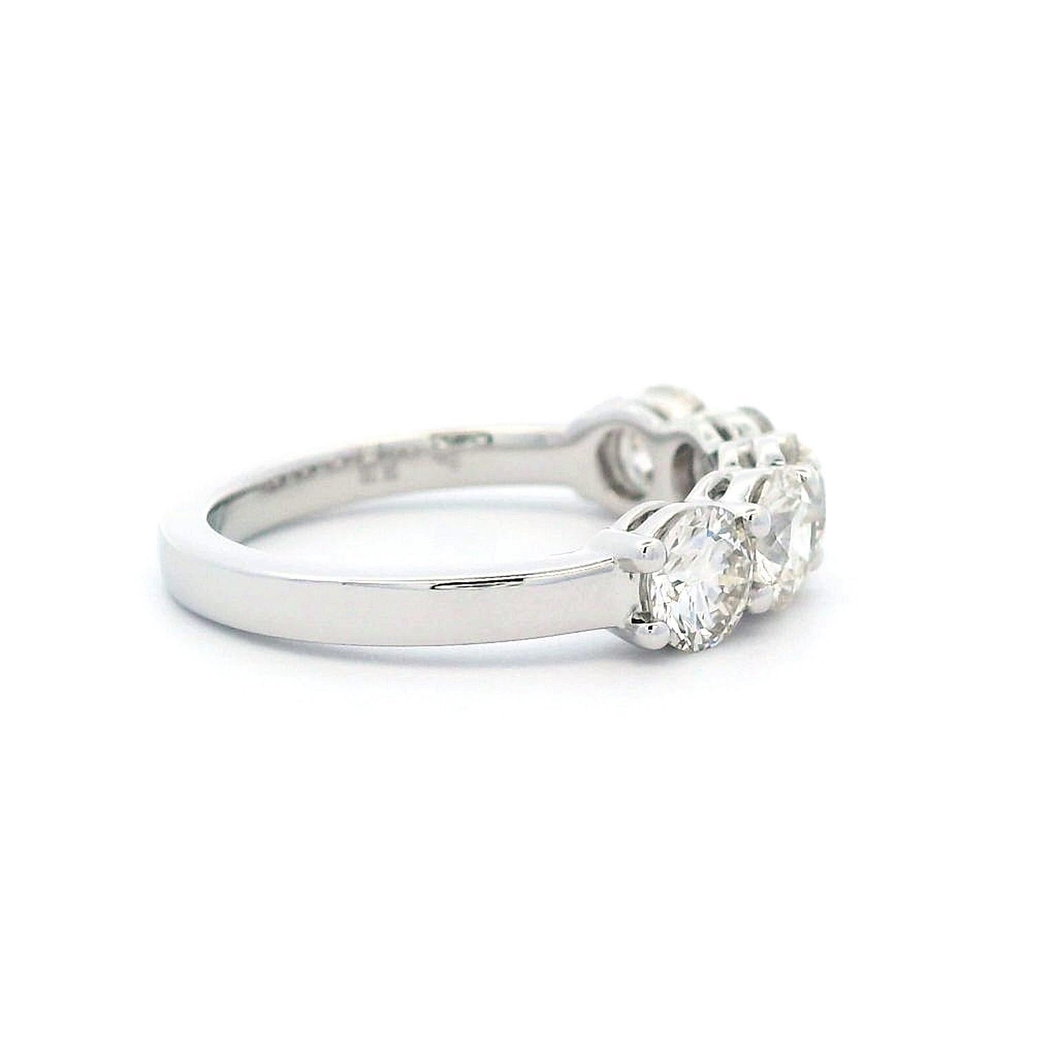 Zeitloses Diamantband für die halbe Ewigkeit. Von Alexander Beverly Hills.
5 runde Brillanten, 1,70 Karat. Ungefähr Farbe G und Reinheit VS1. Fassung aus 18 Karat Weißgold, 3,79 Gramm, Größe 5,5.
Auf Anfrage wird ein aktuelles Gutachten eines GIA