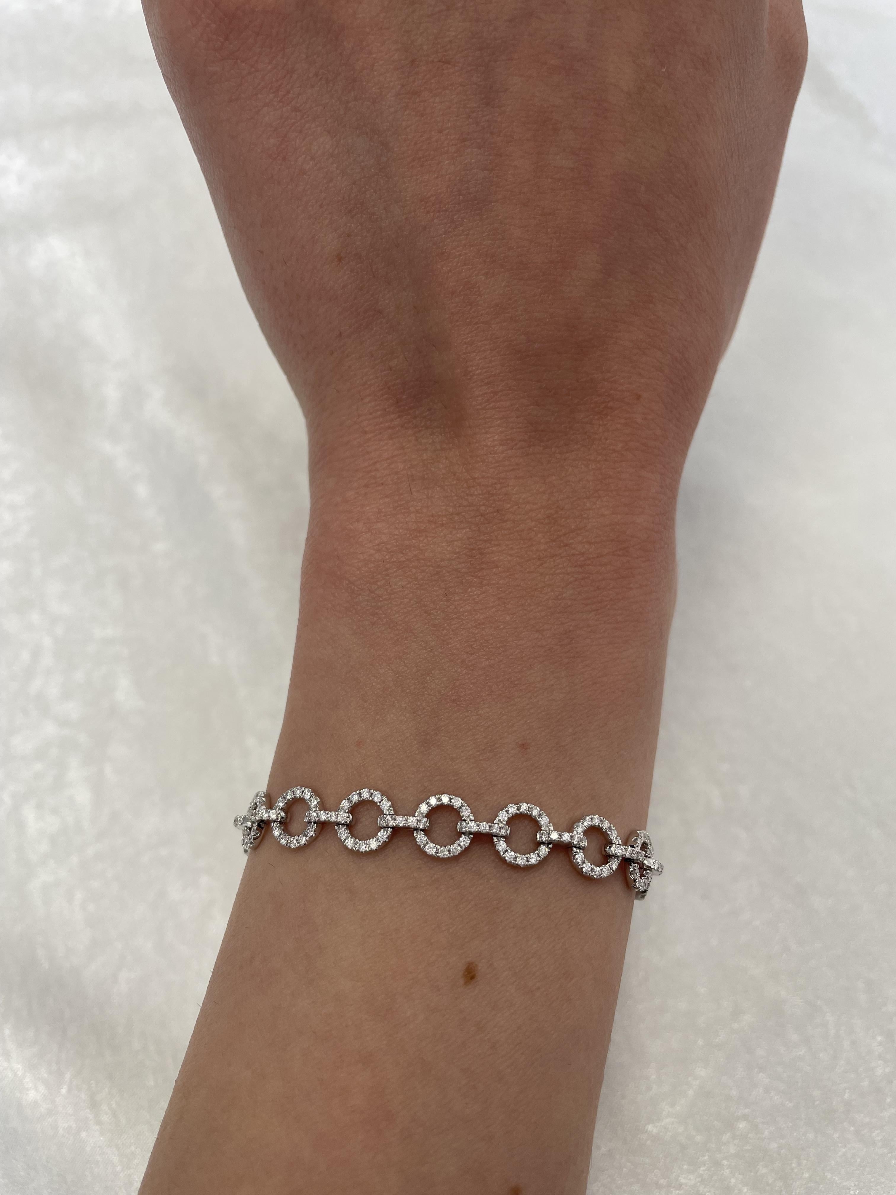 Bracelet moderne à maillons en O et diamants, par Alexander Beverly Hills.
316 diamants ronds, 1,72 carats. Couleur F/G et pureté VVS2/VS1. Or blanc 18k, 10,81 grammes, 7,5in.
Sur demande, une évaluation à jour par un GIA G.G. est fournie après
