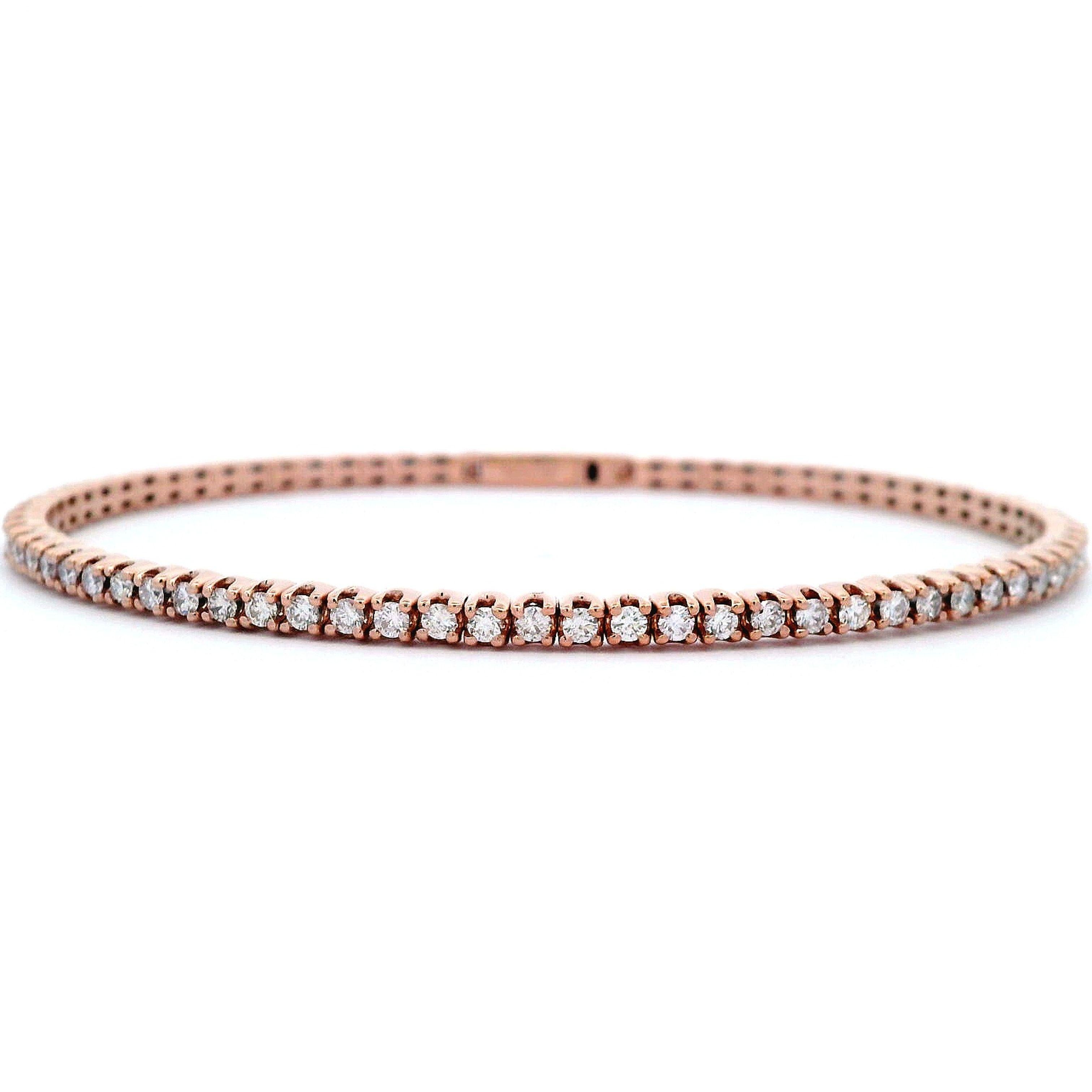 Exquisites, modernes, flexibles Diamant-Tennisarmband / Armreif von Alexander Beverly Hills.
71 runde Diamanten, 1,73 Karat. Ungefähr E/F Farbe und SI Klarheit. 14 Karat Roségold, 7,61 Gramm, 7 Zoll.
Auf Anfrage wird eine aktuelle digitale Bewertung