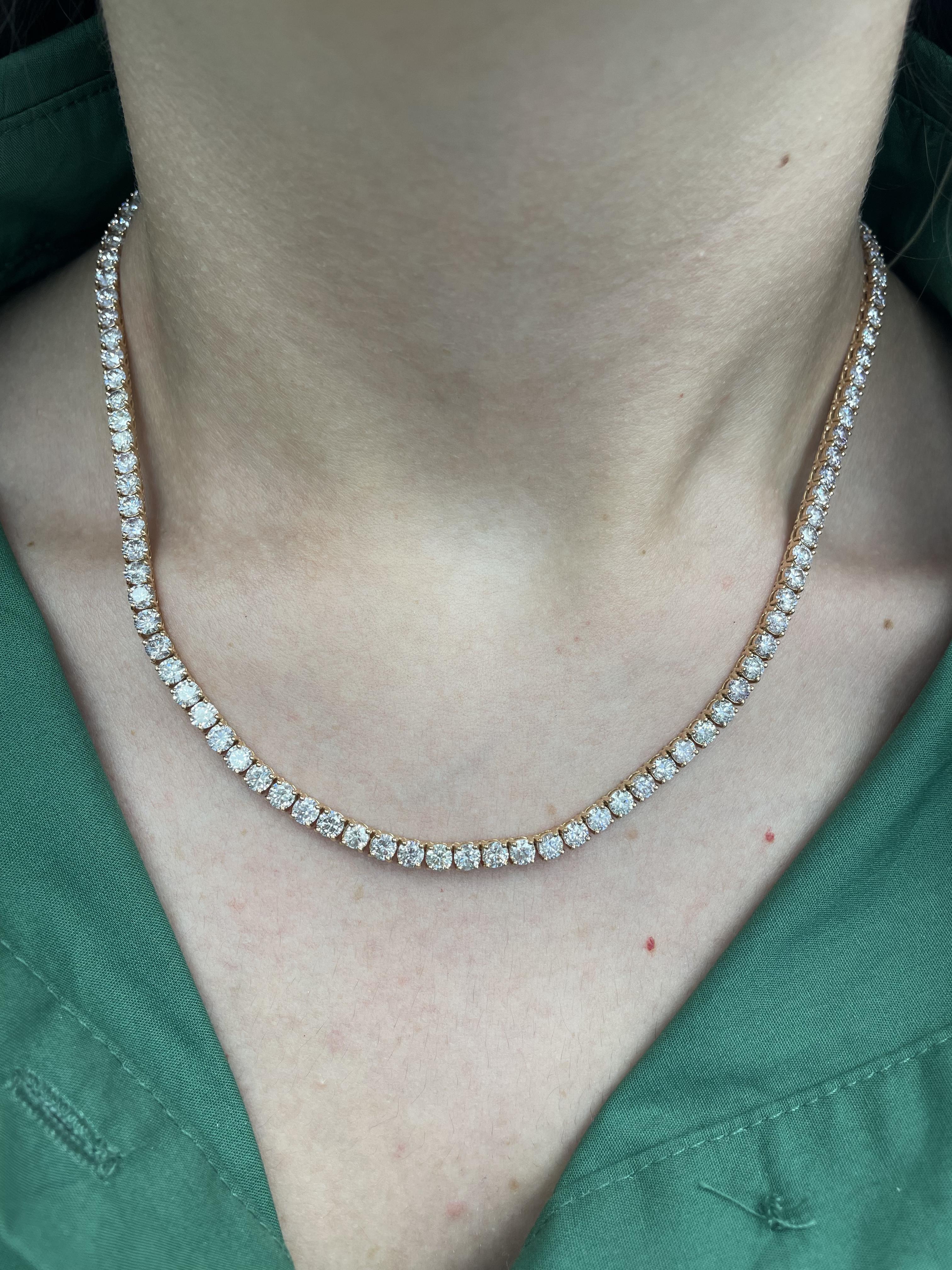 Schönes und klassisches Diamant-Tenniscollier von Alexander Beverly Hills.
110 runde Brillanten, 17,55 Karat. Ungefähr Farbe G/I und Reinheit SI1/SI2. 14 Karat Roségold, 23,56 Gramm, Zackenfassung, 17 Zoll.
Auf Anfrage wird eine aktuelle digitale