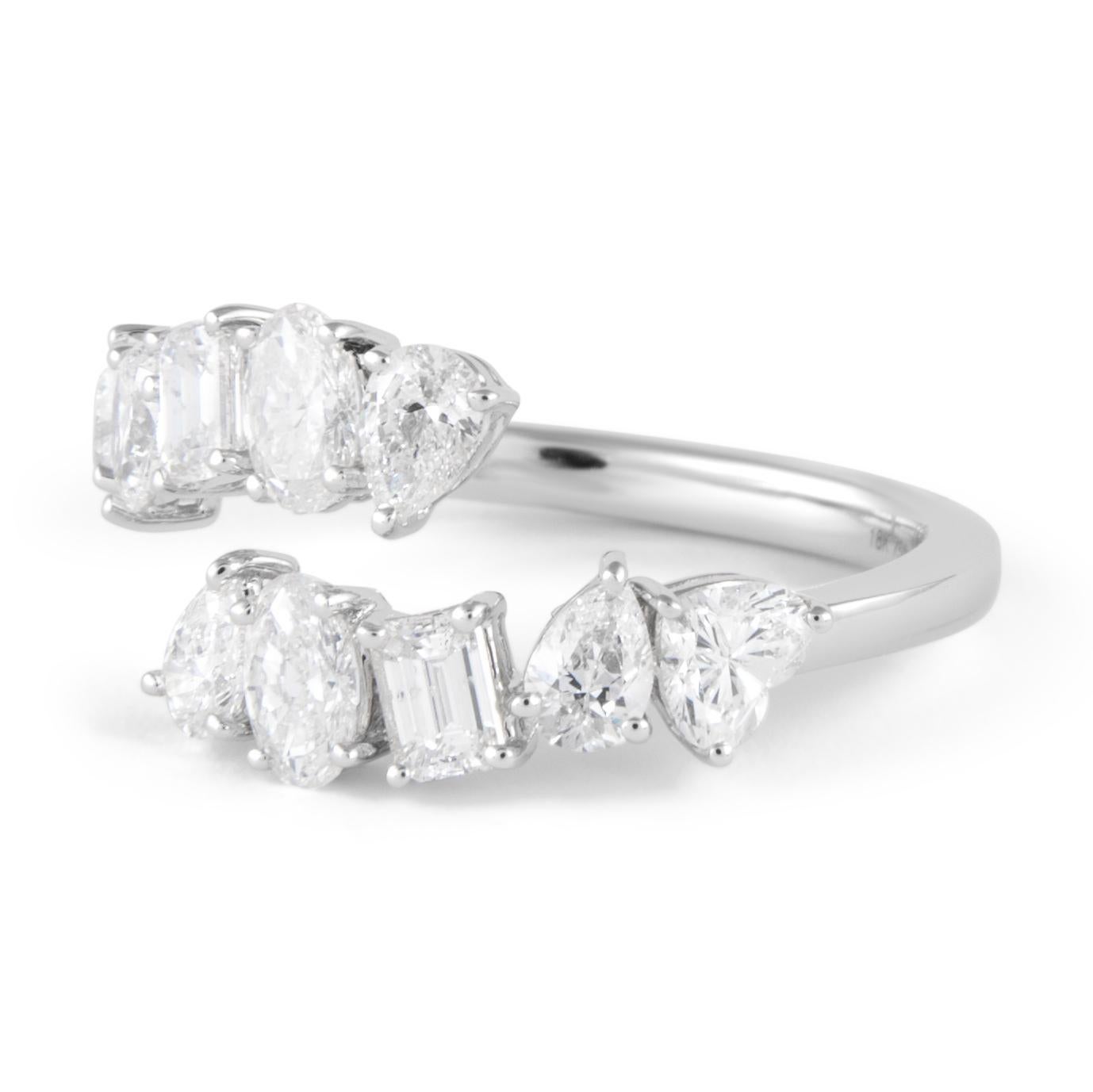 Superbe bague moderne à plusieurs diamants naturels, signée Alexander Beverly Hills.
1,79 carats au total
4 diamants en forme de poire, 0,56 carats. Couleur D-E et pureté VS. 2 diamants en forme de cœur, 0,46 carats. Couleur D/E environ, pureté VS.