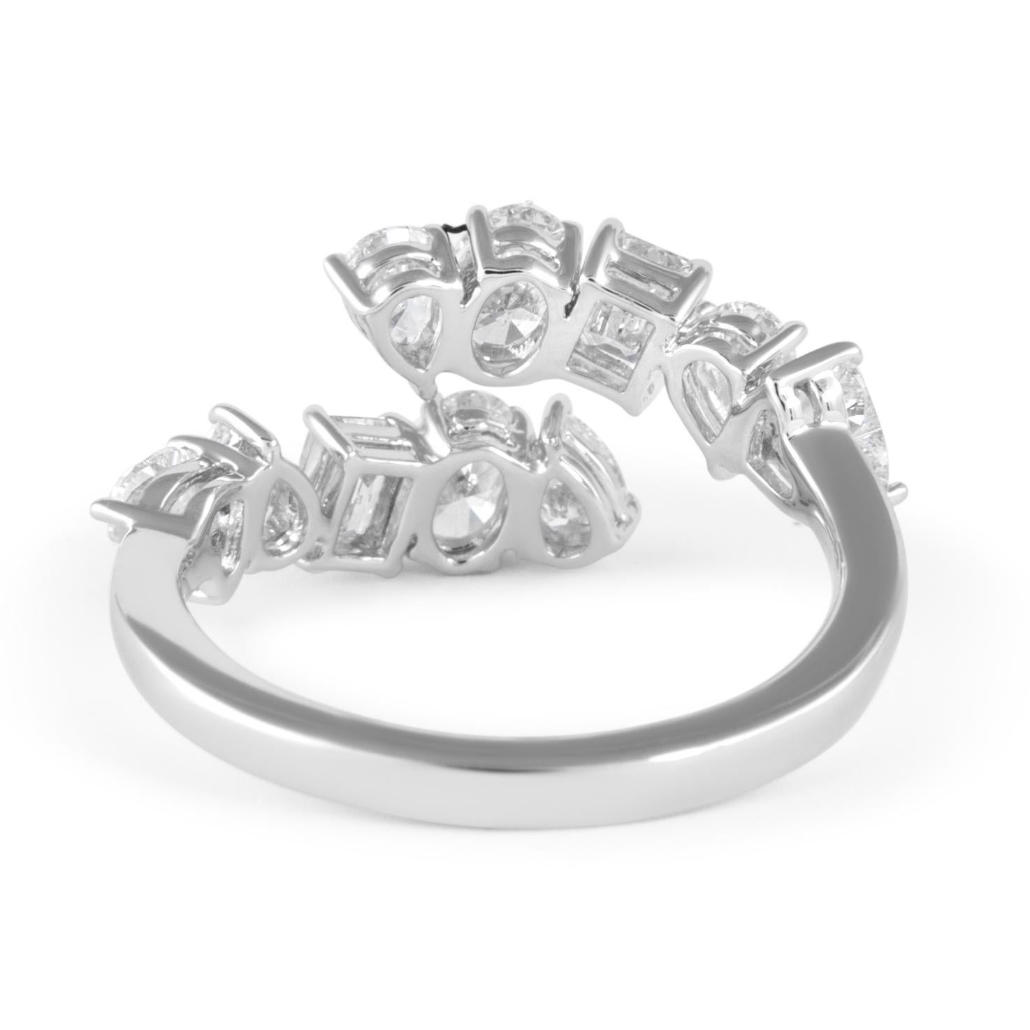 Taille poire Alexander Beverly Hills, bague bypass multi-diamants 1,79 carat en or blanc 18 carats en vente