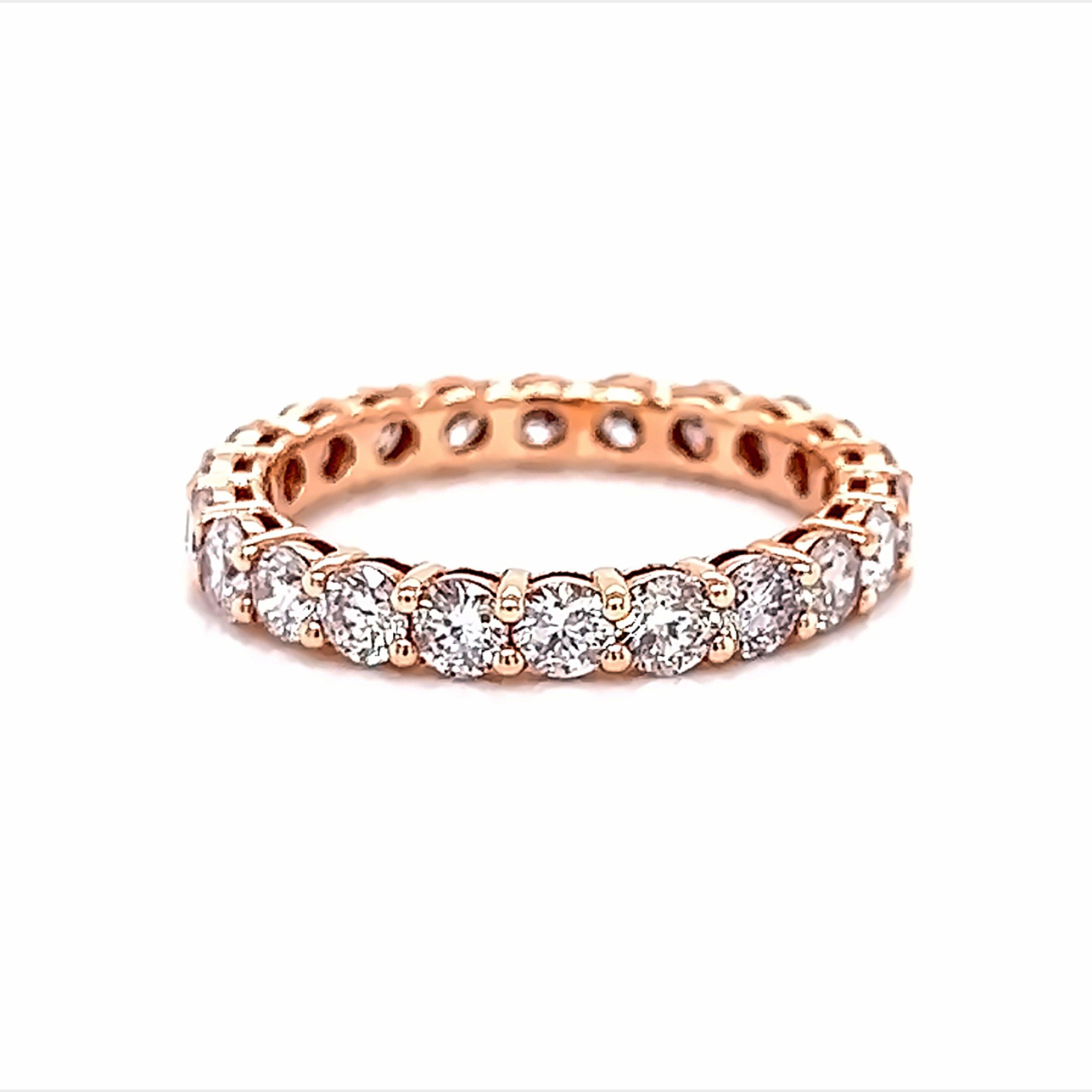Fascia eternità con diamante senza tempo. Di Alexander Beverly Hills.
22 diamanti tondi brillanti, 1,87 carati. Colore G/H e purezza SI. Incastonato in oro rosa 14k, 1,99 grammi, misura 5,75. 
Su richiesta, una volta acquistato, il gioiello viene