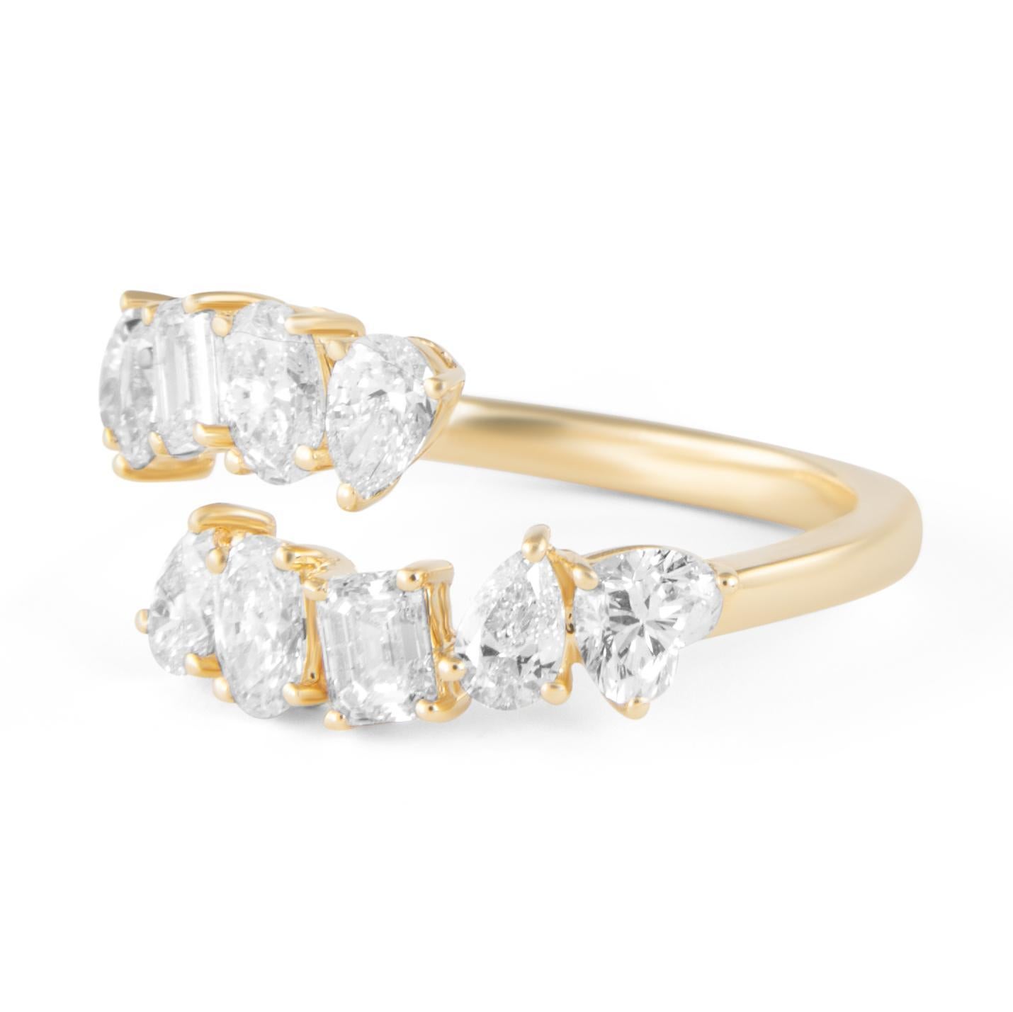 Stupendo anello bypass moderno con più diamanti, firmato Alexander Beverly Hills.
1,84 carati totali
4 diamanti a forma di pera, 0,54 carati. Colore D-E e purezza VS. 2 diamanti a forma di cuore, 0,47 carati. Colore D/E, purezza VS1. 2 diamanti