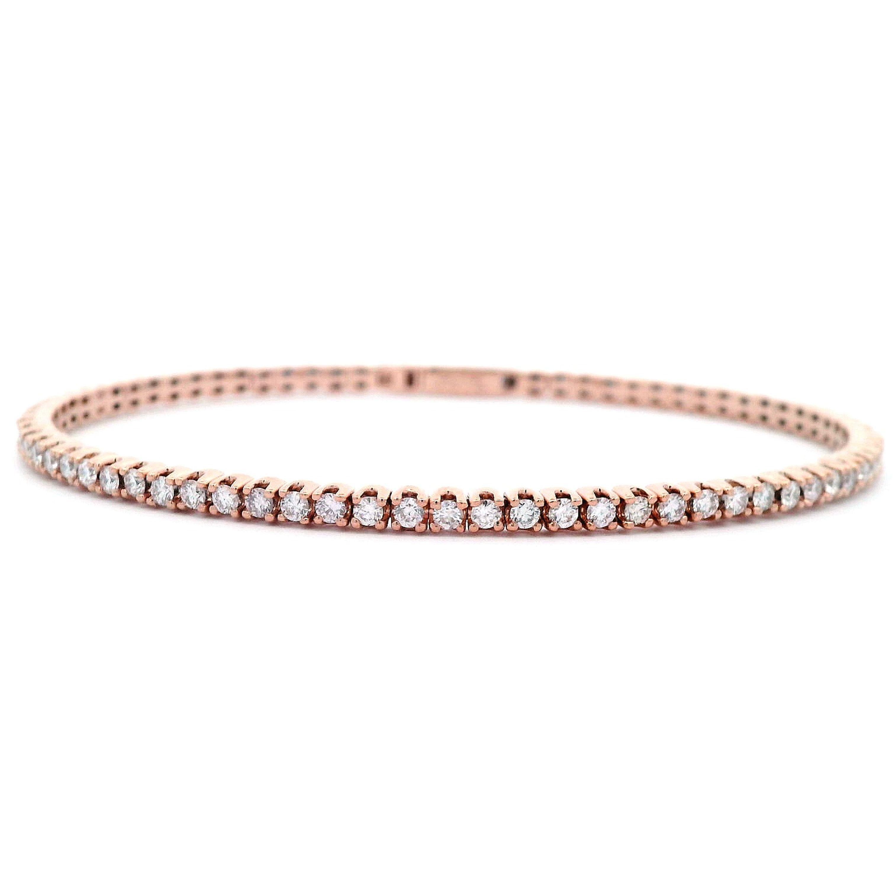 Exquis bracelet de tennis / bangle moderne en diamants, par Alexander Beverly Hills.
71 diamants ronds, 1,85 carats. Couleur E/F et pureté SI. Or rose 14 carats, 7.41 grammes, 7in.
Sur demande, une évaluation numérique à jour par un GIA G.G. est