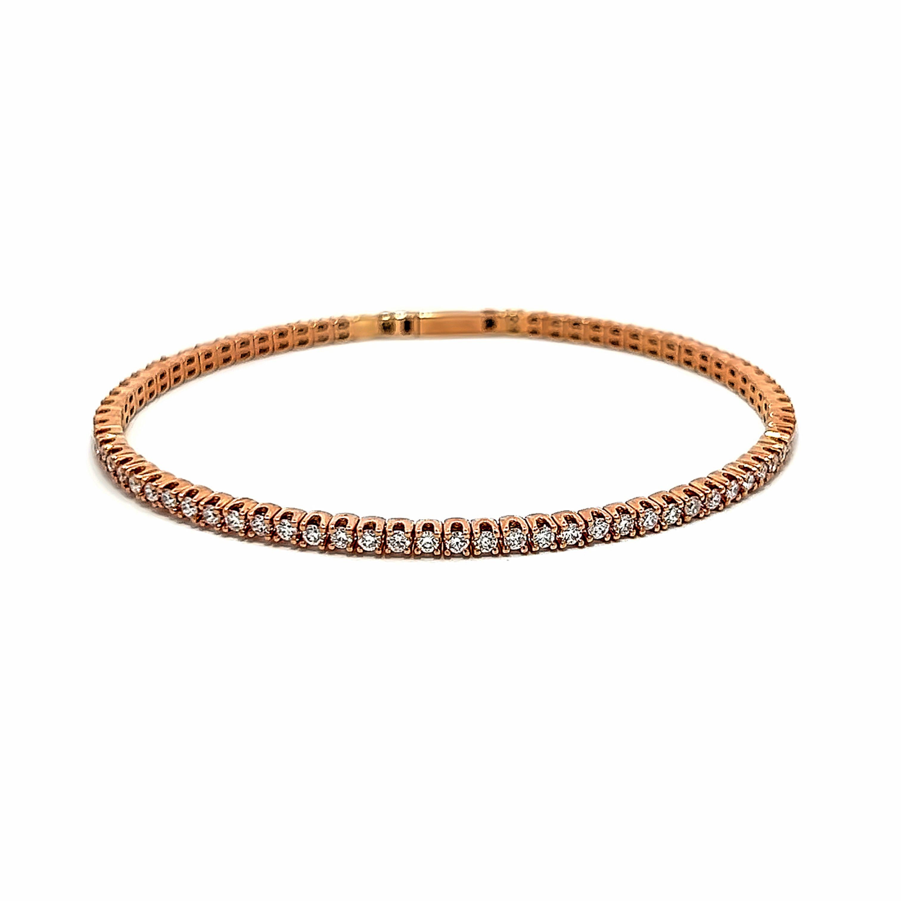 Exquisites, modernes, flexibles Diamant-Tennisarmband / Armreif von Alexander Beverly Hills.
71 runde Diamanten, 1,87 Karat. Ungefähr E/F Farbe und SI Klarheit. 14 Karat Roségold, 7,41 Gramm, 6,5 Zoll.
Auf Anfrage wird eine aktuelle digitale