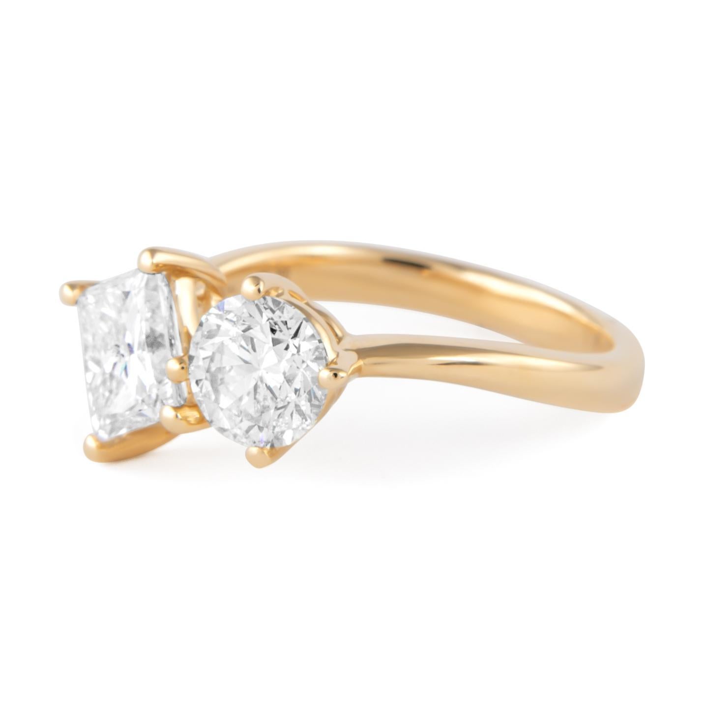 Atemberaubender, moderner, schwebender, offener, abstrakter Toi et Moi-Ring mit natürlichem Diamant von Alexander Beverly Hills.
1 Diamant im Prinzessinnenschliff und 1 runder Diamant, insgesamt 1,86 Karat. Ungefähr I-K Farbe SI2 Klarheit. 18 Karat