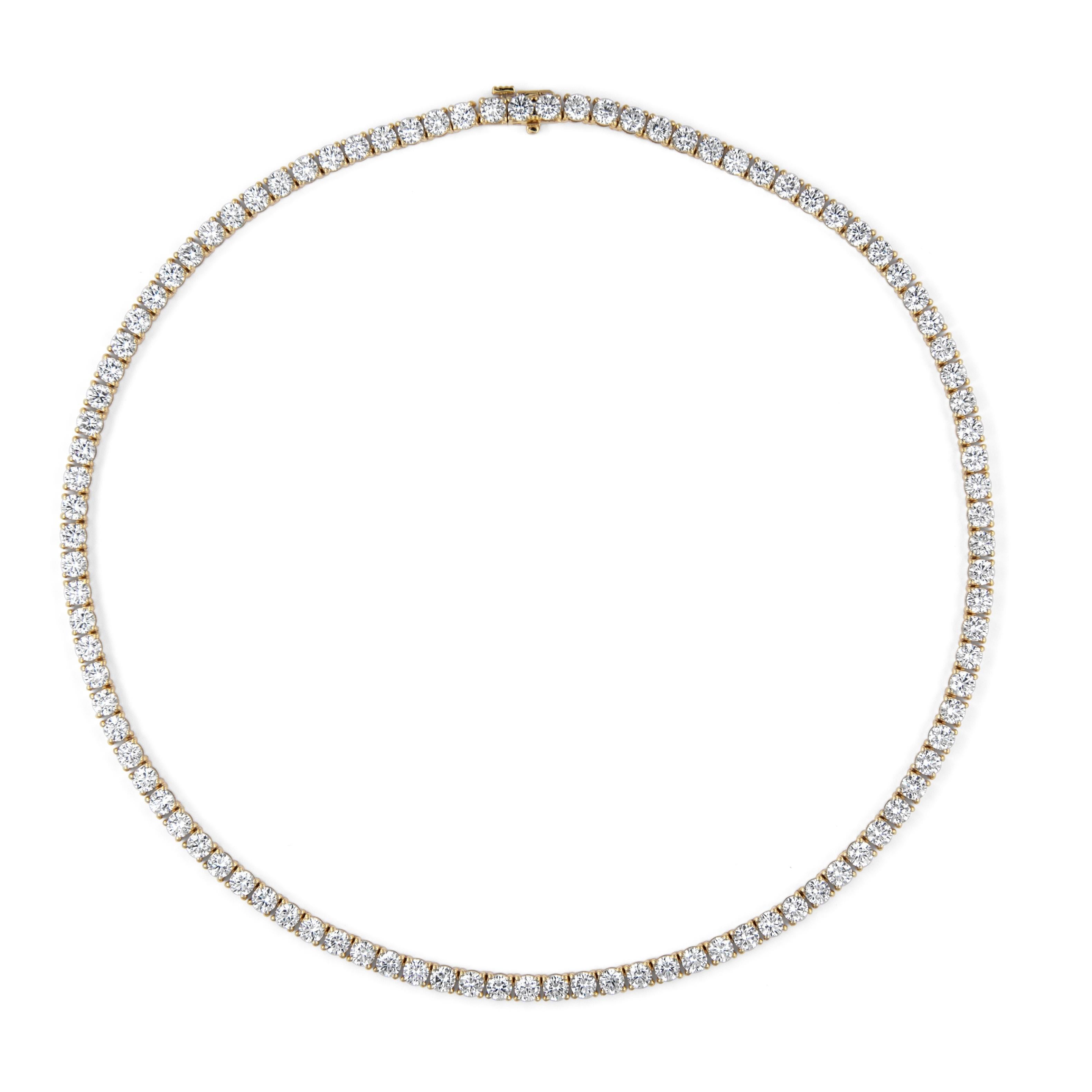 Magnifique et classique collier de tennis en diamants, haute joaillerie par Alexander Beverly Hills.
99 diamants ronds de taille brillant, 19,12 carats. Couleur approximative H/I et pureté VS1. Or jaune 18 carats, 26,42 grammes, 16 pouces.
Sur
