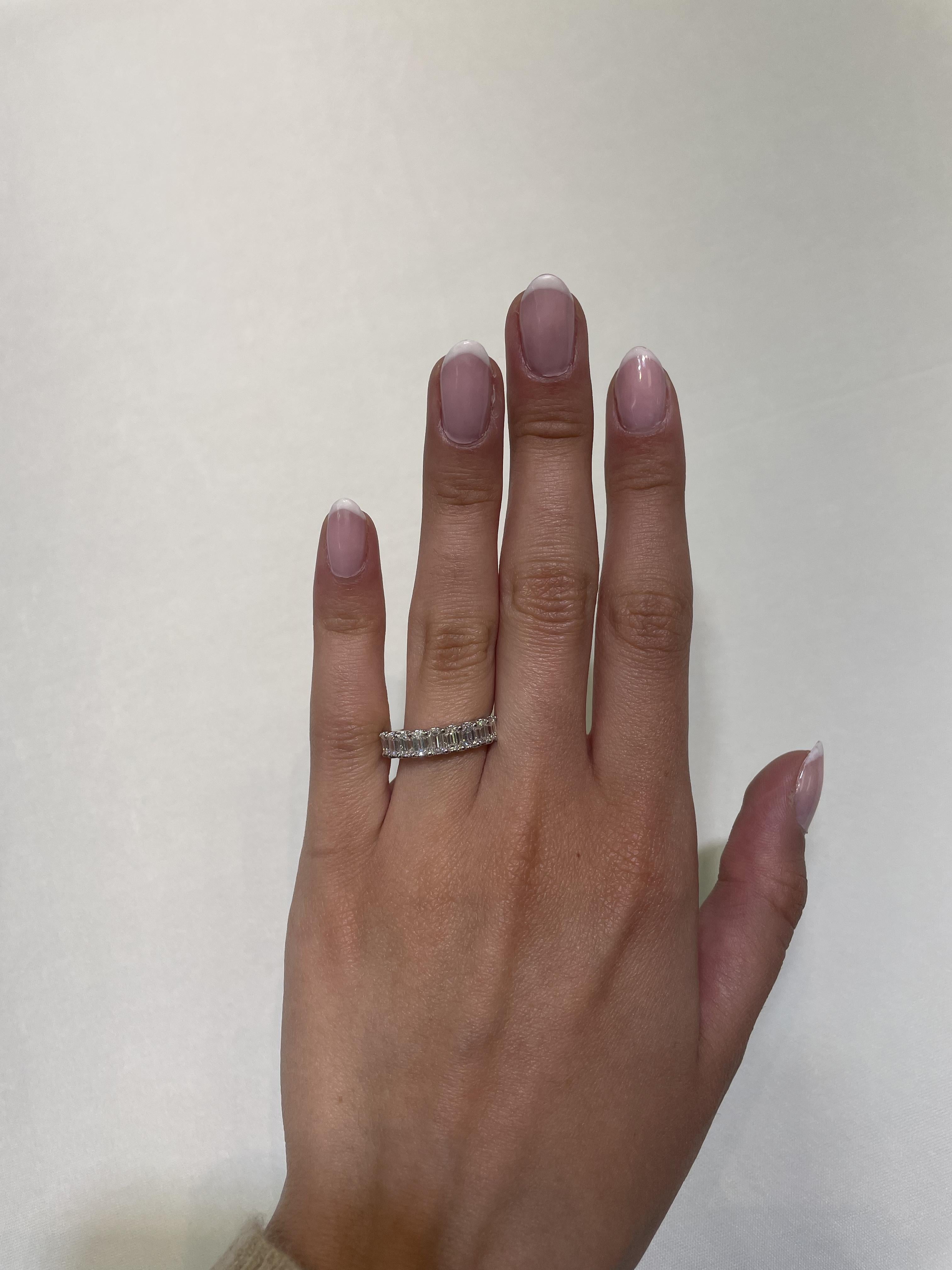 Stupenda fascia per l'eternità con diamanti taglio smeraldo, firmata Alexander Beverly Hills.
10 diamanti taglio smeraldo, per un totale di 1,91 carati. Colore D/F e purezza VVS2. Incastonato in oro bianco 18 carati, 3,43 grammi, misura 6,25.
Su
