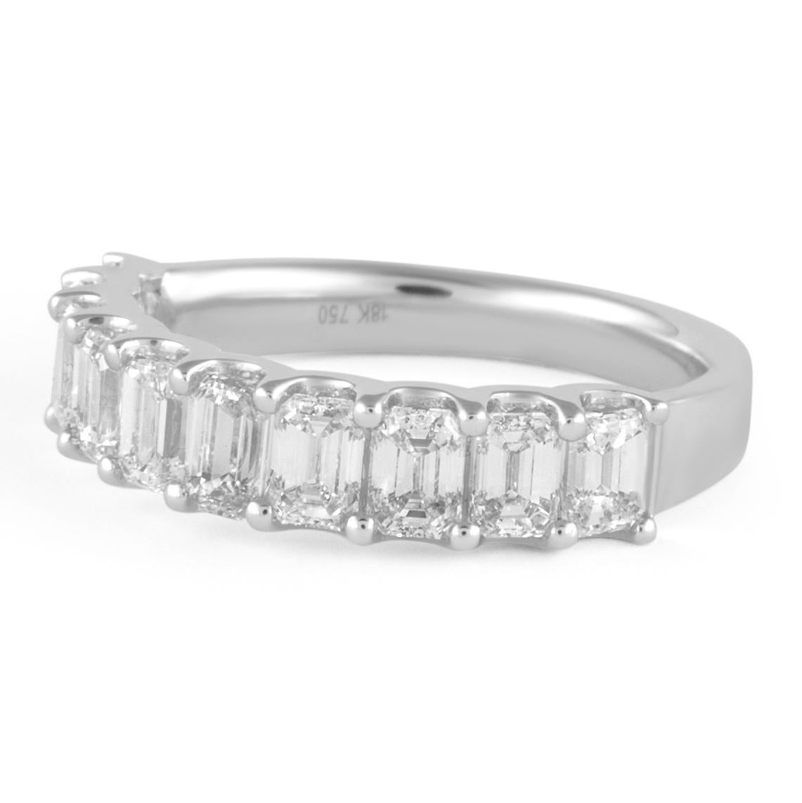 Contemporaneo Alexander Beverly Hills 1.91ct Emerald Cut Diamond Half Eternity Band Anello 18k in vendita