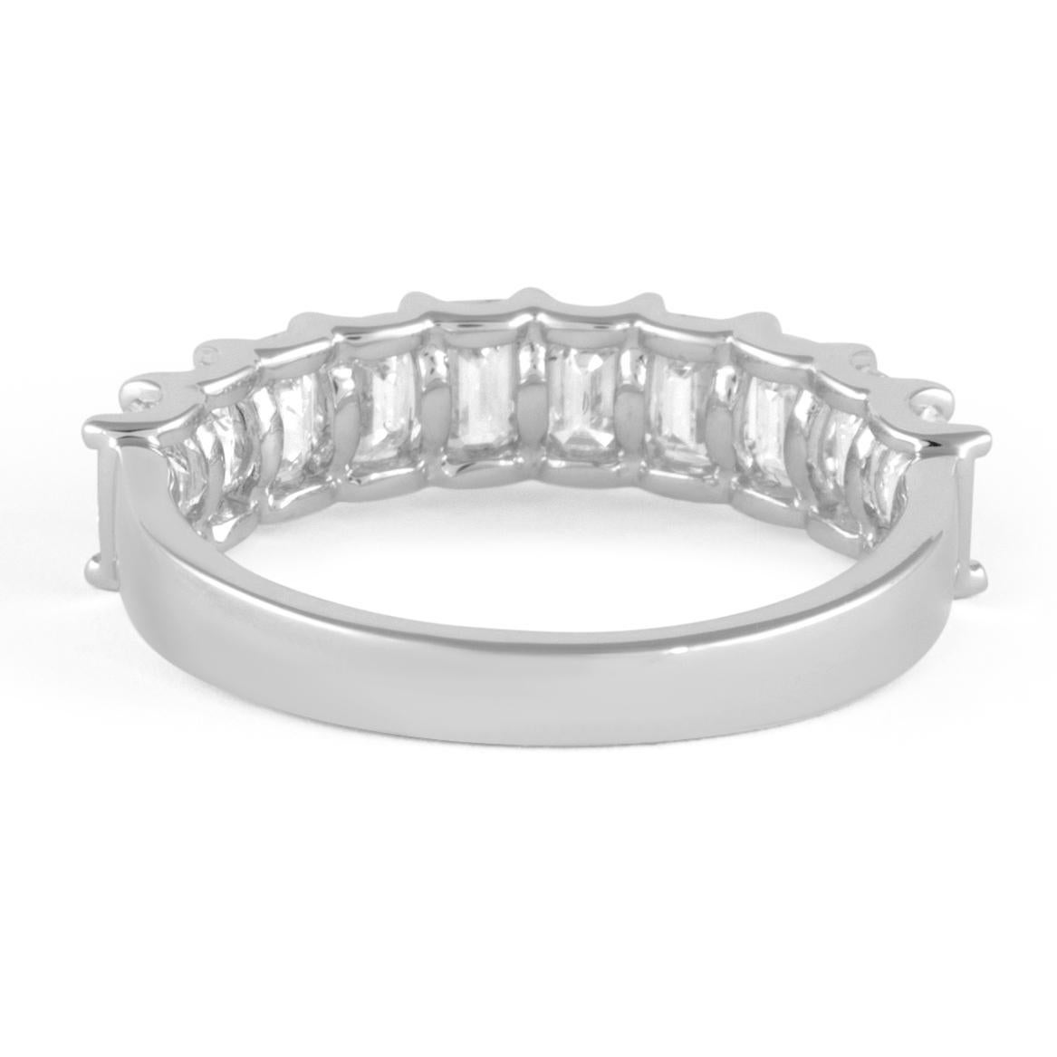 Alexander Beverly Hills 1.91ct Emerald Cut Diamond Half Eternity Band Anello 18k In condizioni Nuovo in vendita a BEVERLY HILLS, CA