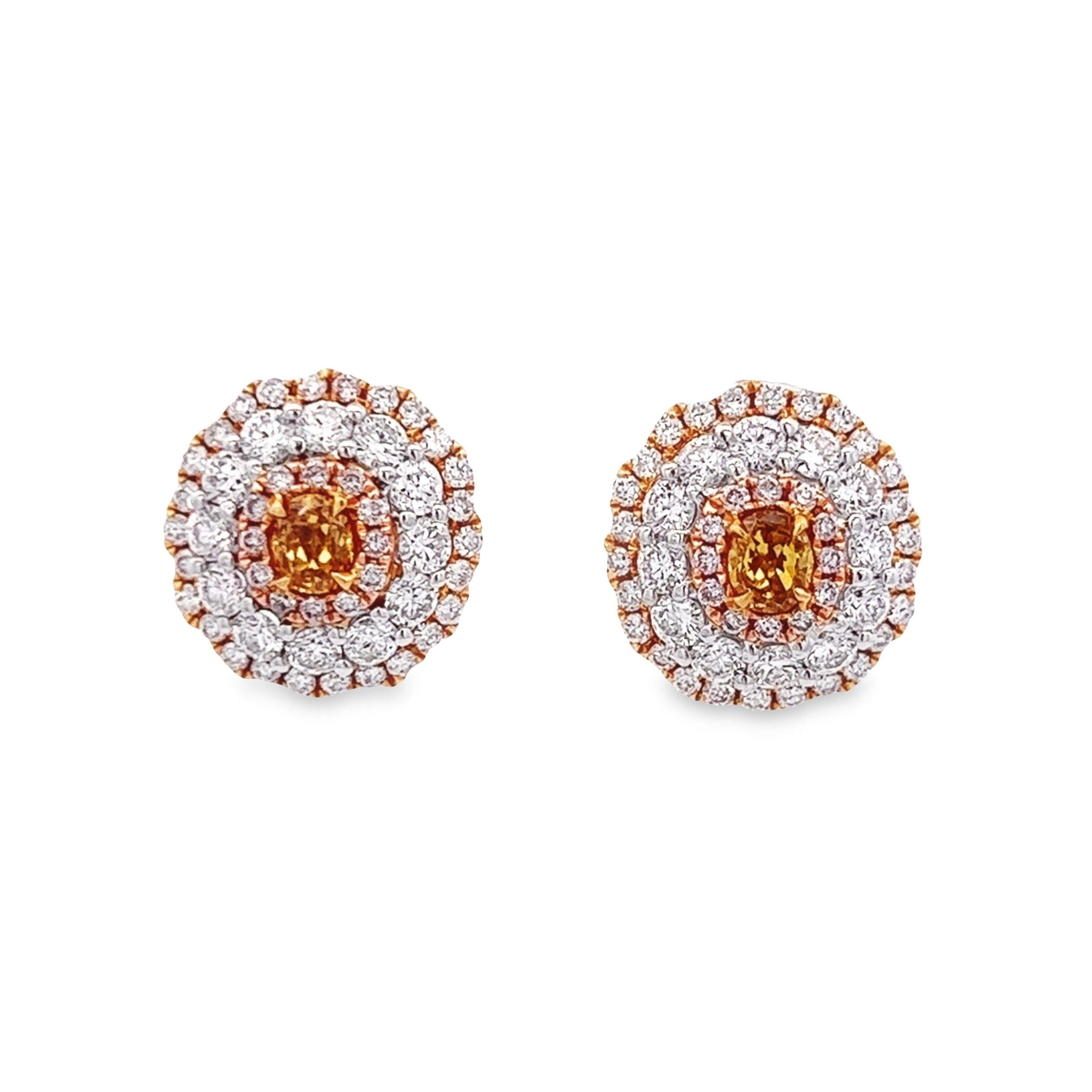 Atemberaubende dreifache Diamant-Halo-Ohrringe von Alexander Beverly Hills, die durch ihre Farbe bestechen.
1,91 Karat Gesamtgewicht der Diamanten. 
2 ovale Diamanten im Galopp, 0,40. Ungefähr Fancy Intense Orange Brown. Ergänzt durch 124 runde