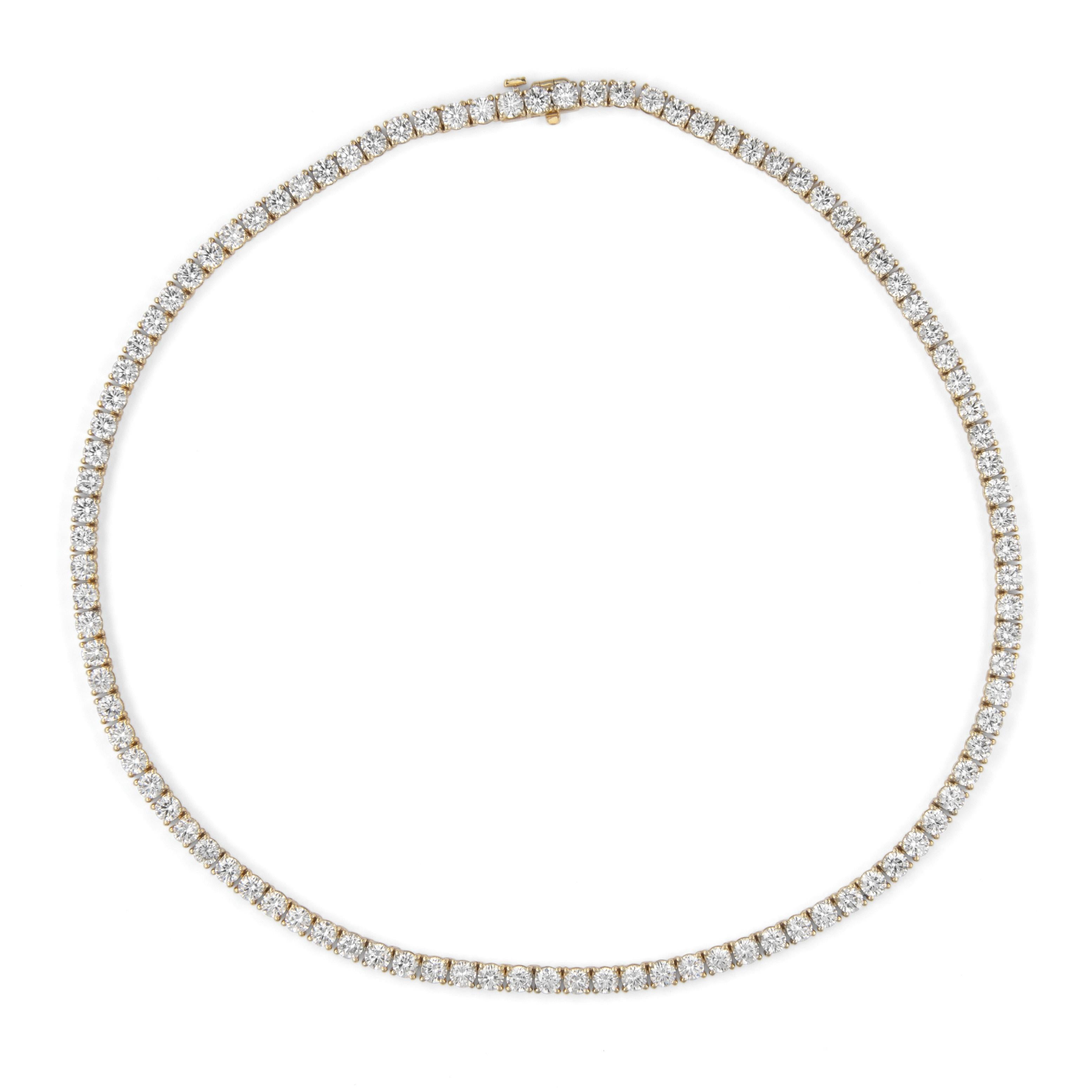 Magnifique et classique collier de tennis en diamants, par Alexander Beverly Hills.
99 diamants ronds de taille brillant, 19,28 carats. Couleur approximative H/I et pureté VS1. Or jaune 18 carats, 26,53 grammes, 16 pouces.
Sur demande, une