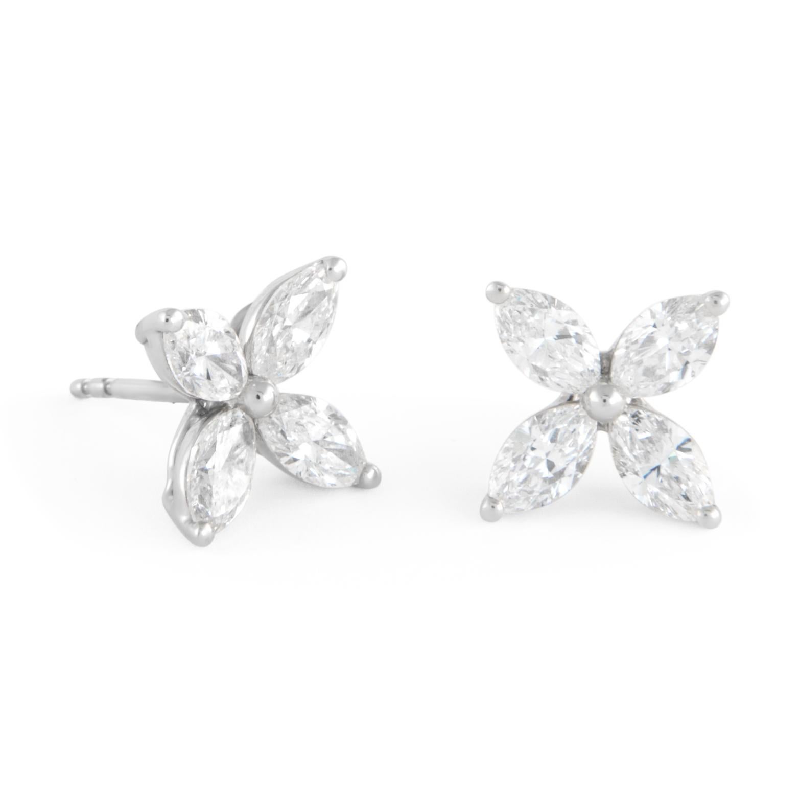 Magnifiques boucles d'oreilles composées de plusieurs diamants naturels en forme de marquise.
4 diamants marquise assortis de 1,95 carats au total. Couleur F et pureté VS. Or blanc 18 carats, 2,99 grammes.
Sur demande, une évaluation numérique
