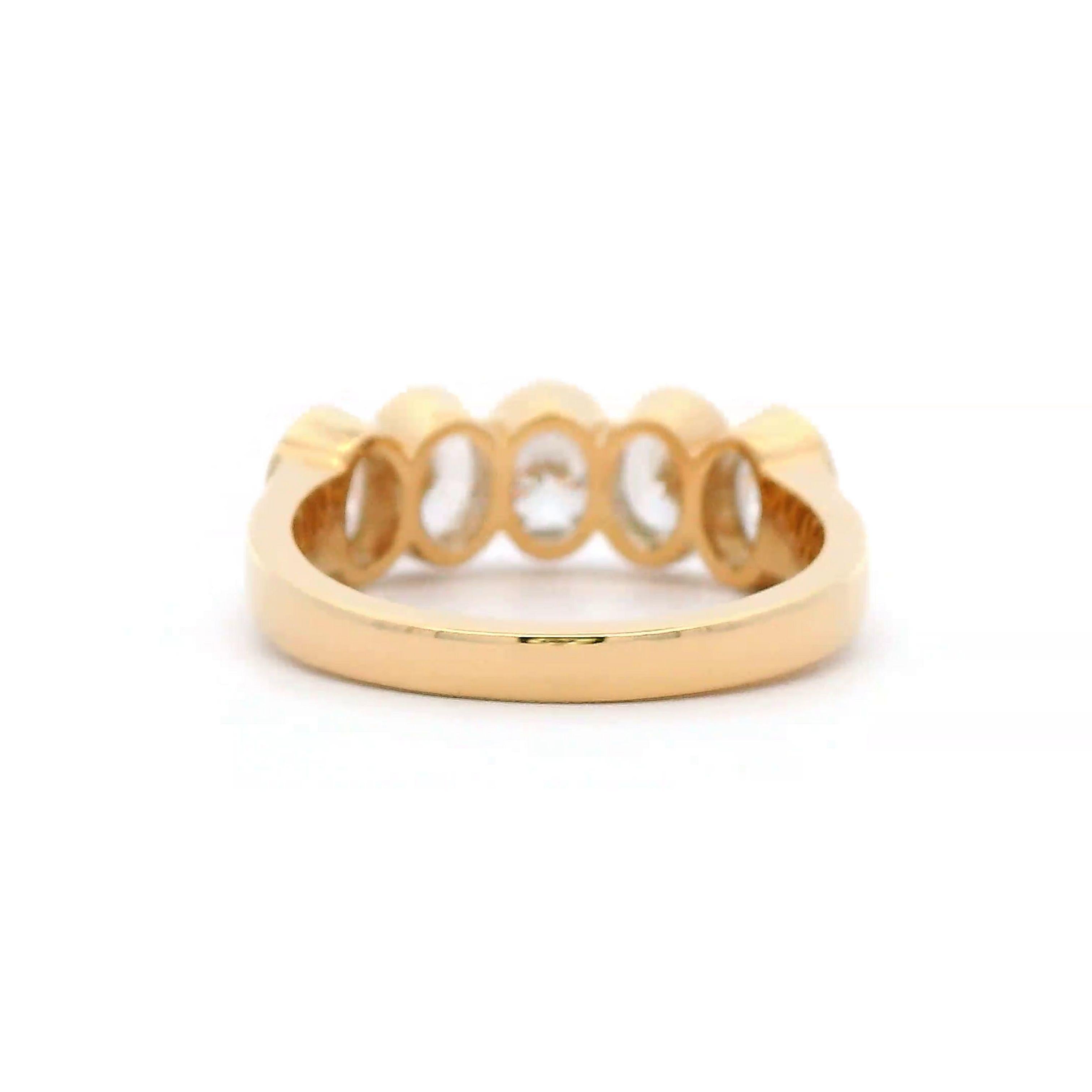 Sorprendente y moderna alianza de diamantes de talla oval engastada en bisel, de Alexander Beverly Hills.
5 diamantes ovalados, 1,95 quilates en total. Color F/G y claridad SI. Bisel engastado en oro amarillo de 18 quilates, 5,01 gramos, talla