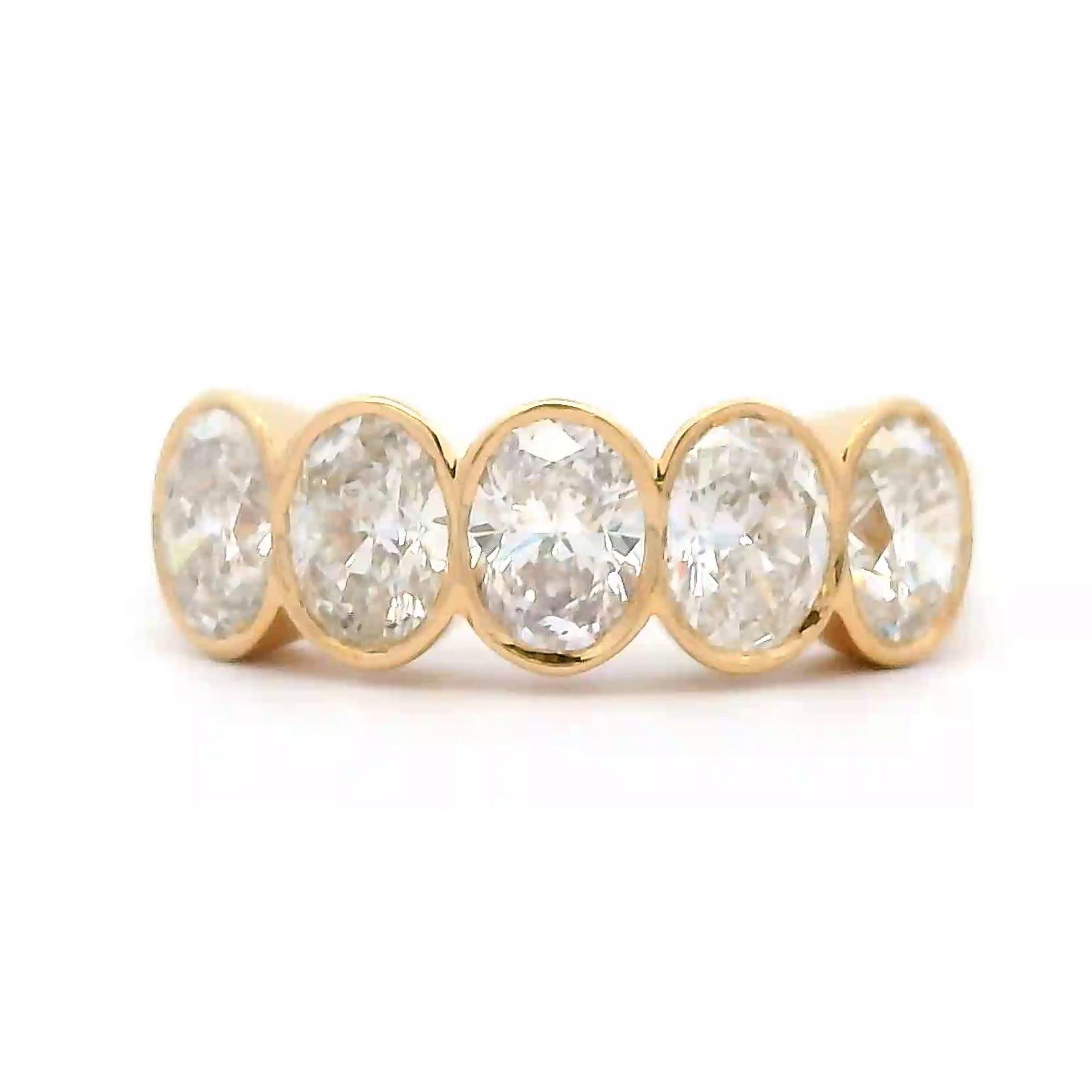 Alexander Beverly Hills Media alianza de diamantes ovalados de 1,95 ct Oro amarillo de 18k Contemporáneo en venta