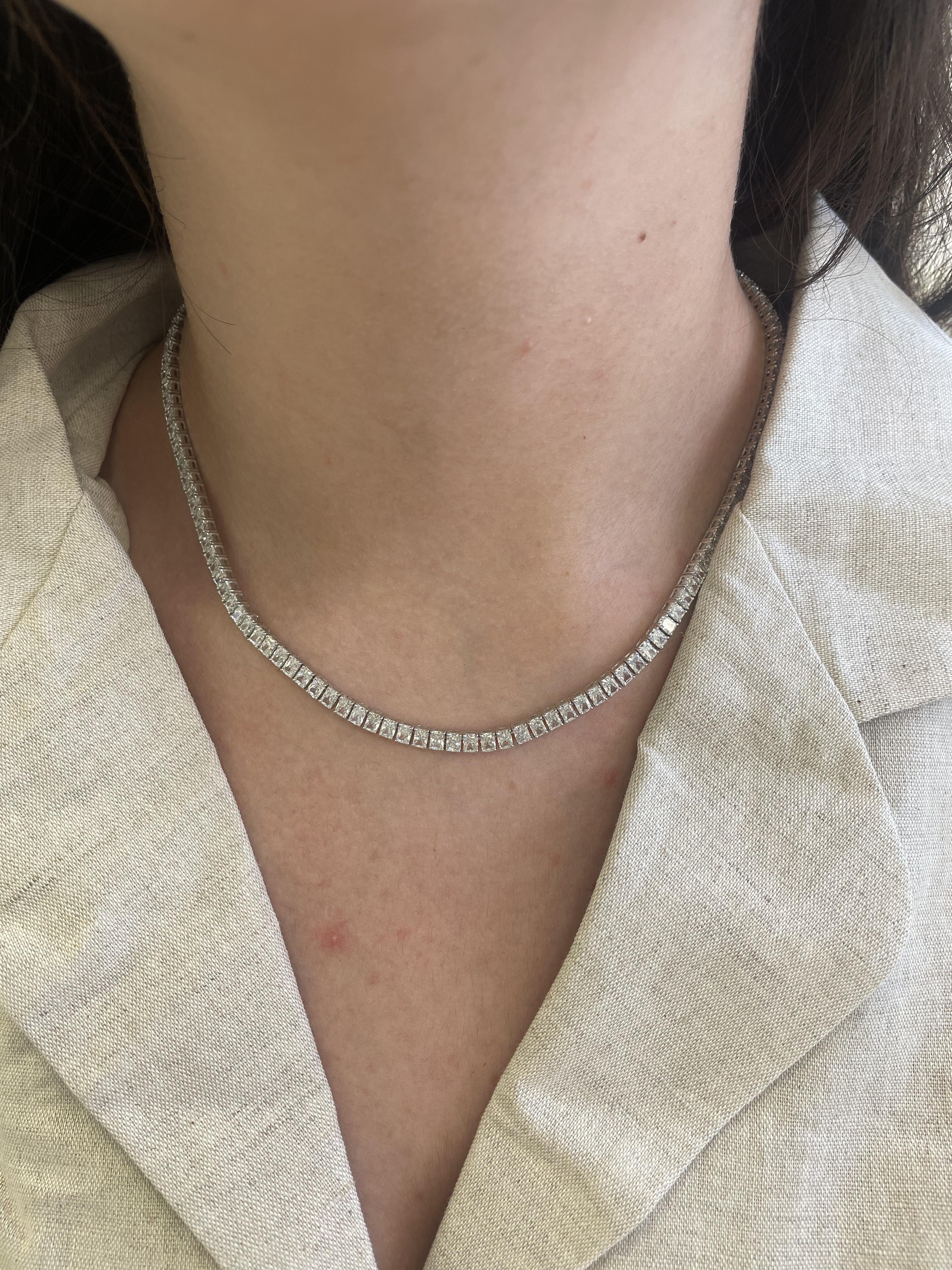 Bellissima collana tennis con diamanti radianti moderni. Alta gioielleria di Alexander Beverly Hills.
132 diamanti radianti, 19,79 carati. Colore F/G e purezza VS1/VS2. Oro bianco 18 carati, 23,86 grammi, 16 pollici.
Su richiesta, una valutazione