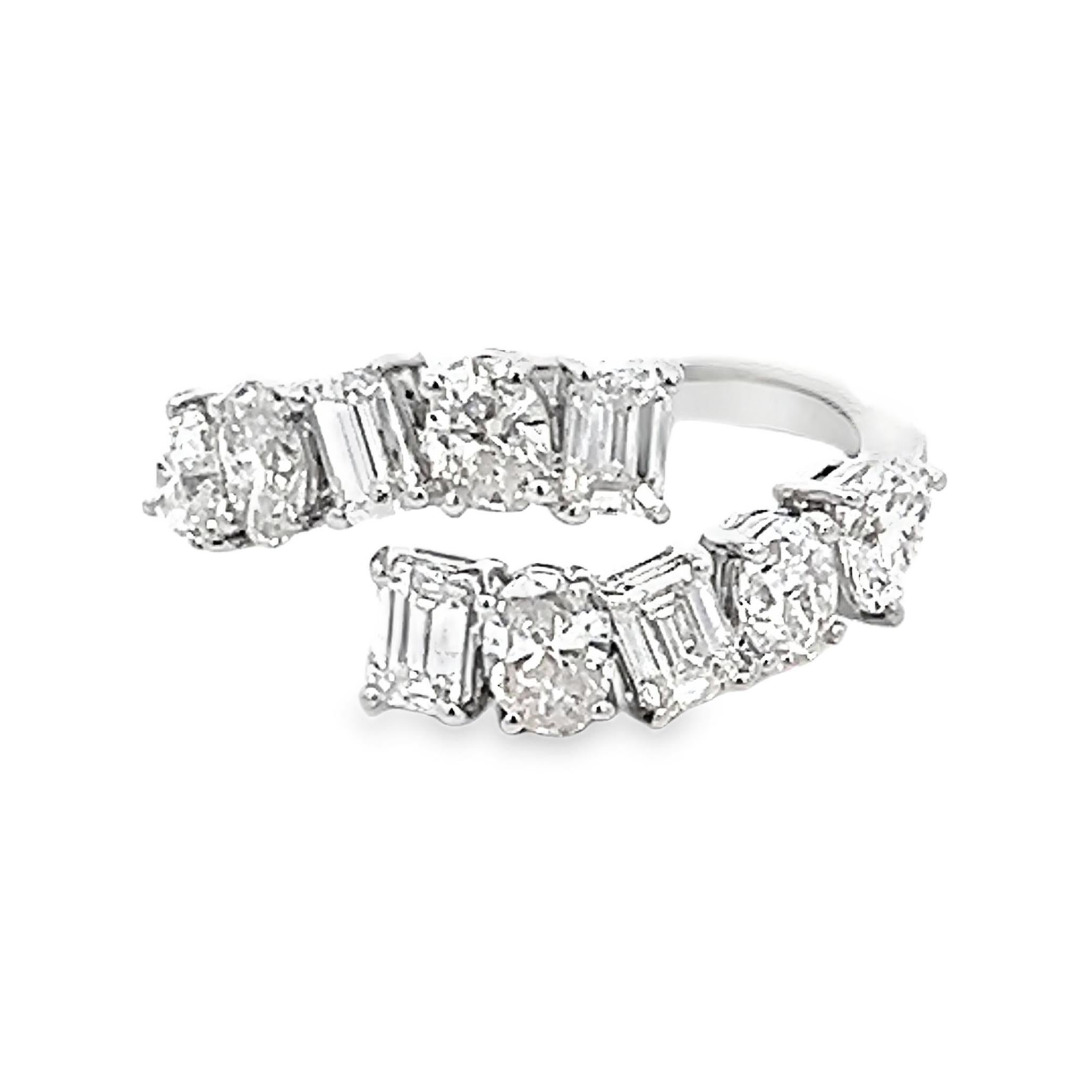 Stupendo anello bypass moderno con più diamanti, firmato Alexander Beverly Hills.
1,99 carati totali
4 diamanti di forma ovale, 0,75 carati. Colore F/G e purezza SI. 2 diamanti taglio smeraldo, 0,74 carati. Colore E/F, purezza VS2/SI1. 2 diamanti a