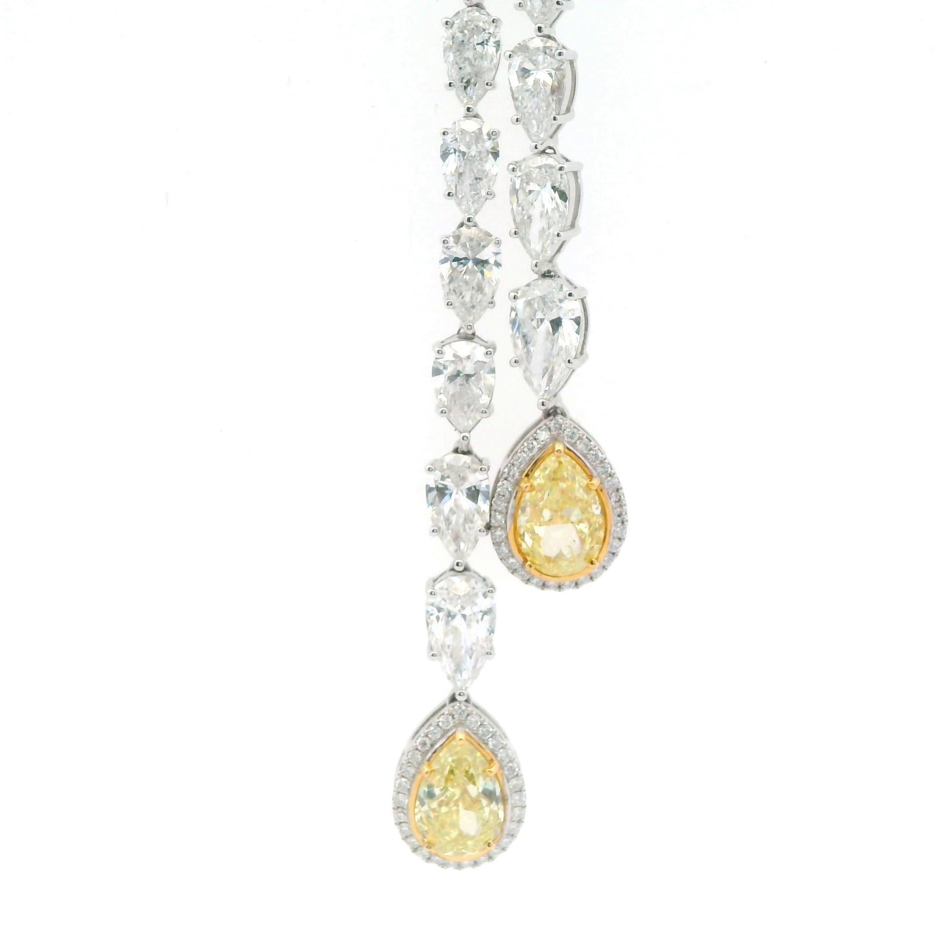 Splendida collana di diamanti gialli fantasia a forma di pera con diamante a pera. Alta gioielleria di Alexander Beverly Hills.
19,00 carati di peso totale di diamanti.
2 a forma di pera, 2,03 carati. Colore giallo intenso e purezza SI. 92 diamanti