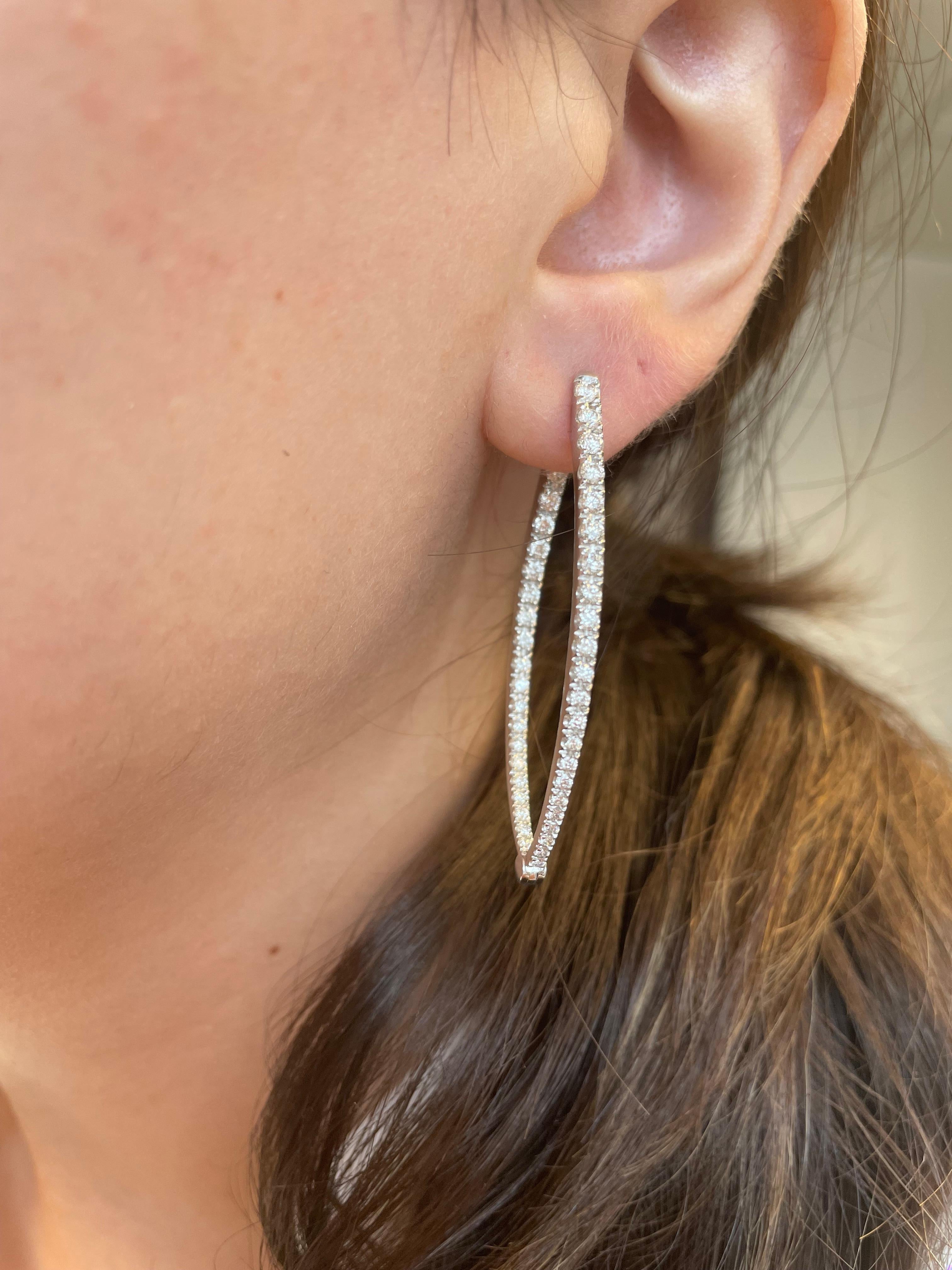 Boucles d'oreilles classiques en diamant, de forme similaire à celle des marques. Par Alexander Beverly Hills.
82 diamants ronds de taille brillant, 2,00 carats au total. Couleur G/H et pureté VS. Serti clos, or blanc 18k, 11,72 grammes.
Sur