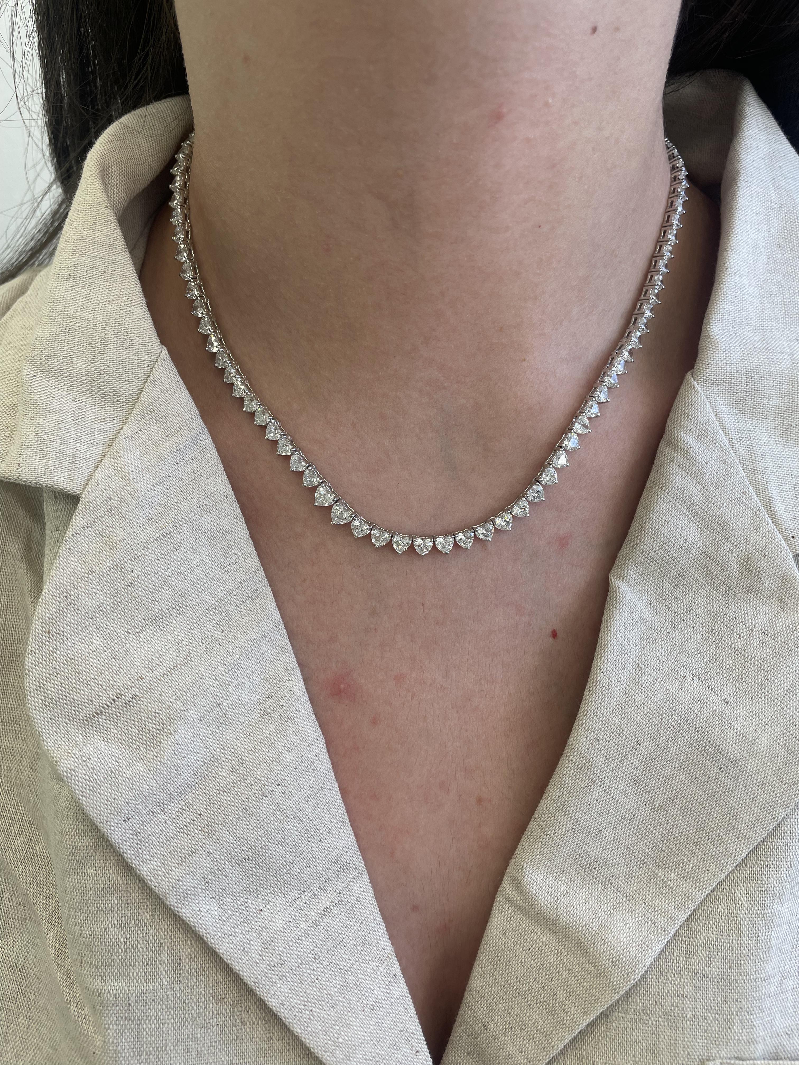 Bellissima e moderna collana di diamanti a cuori alternati. Alta gioielleria di Alexander Beverly Hills.
20,52 carati di peso totale di diamanti.
46 diamanti a cuore brillante, 11,36 carati. 48 diamanti a cuore brillante, 9,16 carati.
Colore E/F e