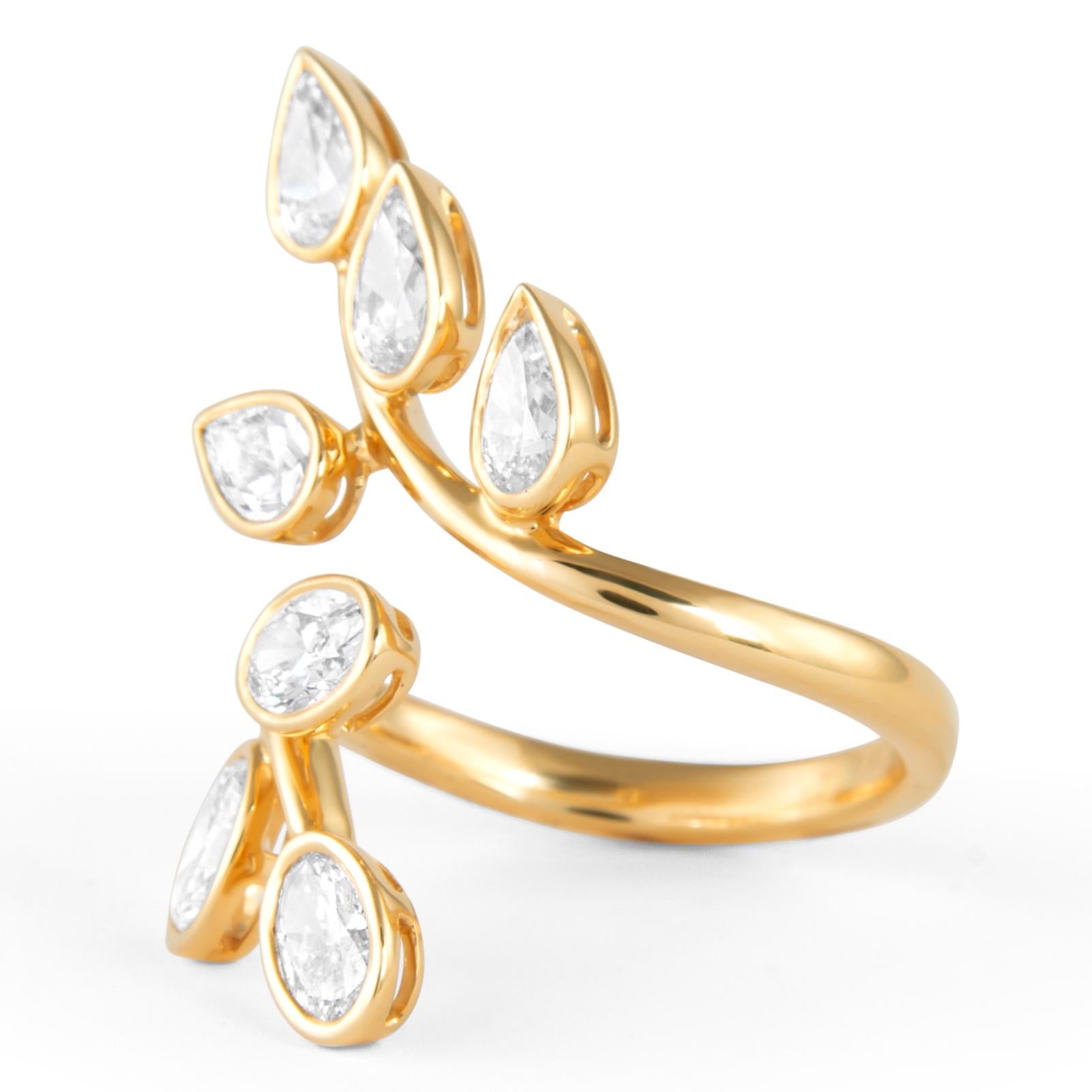 Superbe bague bypass moderne en or jaune à motif de feuilles de diamants naturels, sertie d'un chaton, par Alexander Beverly Hills.
2,07 carats au total
4 diamants en forme de poire, 1,18 carats. Couleur G et pureté VS2. 3 diamants de forme ovale,