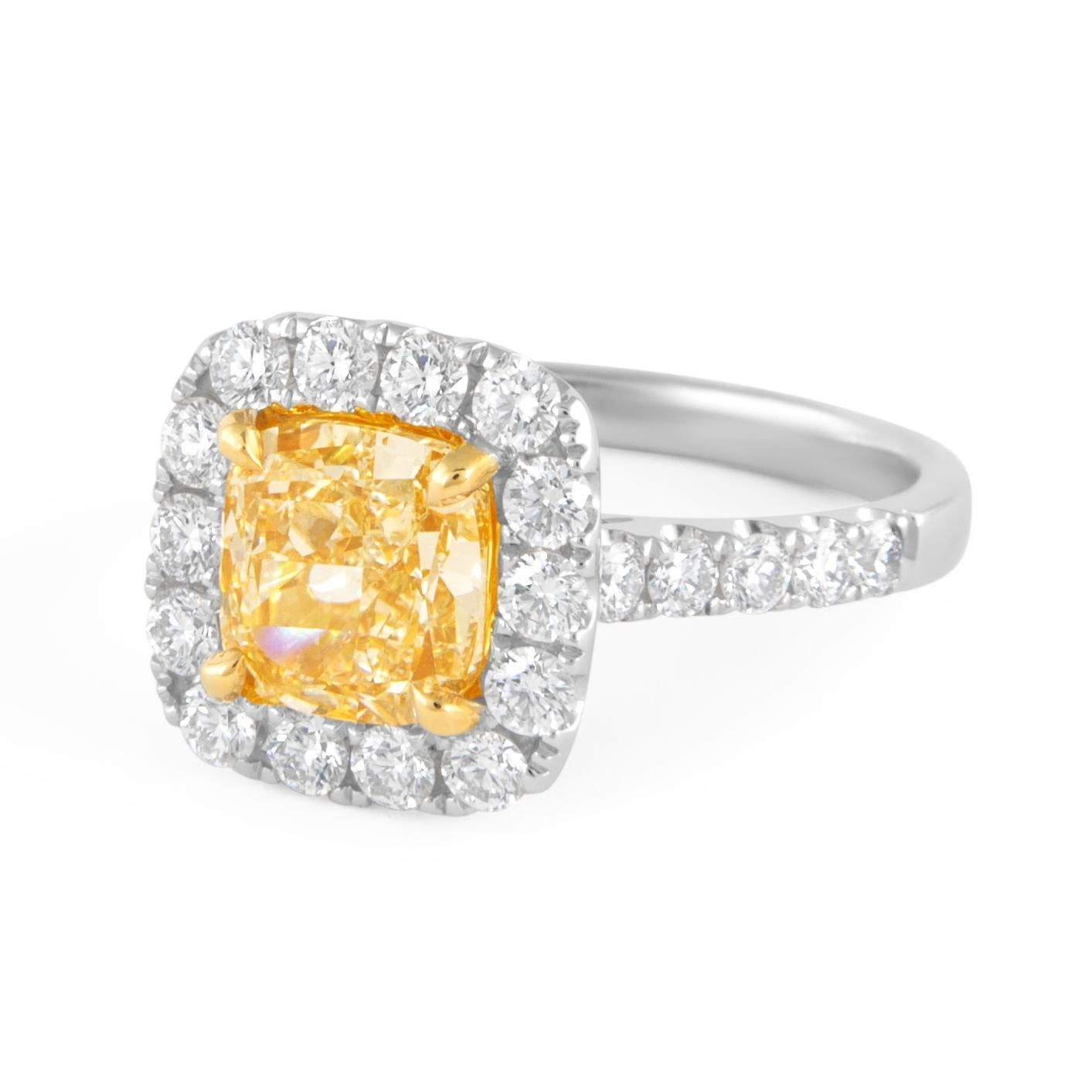 Whiting, bague moderne en or blanc et jaune bicolore certifiée EGL et ornée d'un halo de diamants jaunes.
Haute joaillerie par Alexander Beverly Hills.
Poids total des diamants : 3,04 carats.
Diamant coussin de 2,11 carats de couleur jaune fantaisie