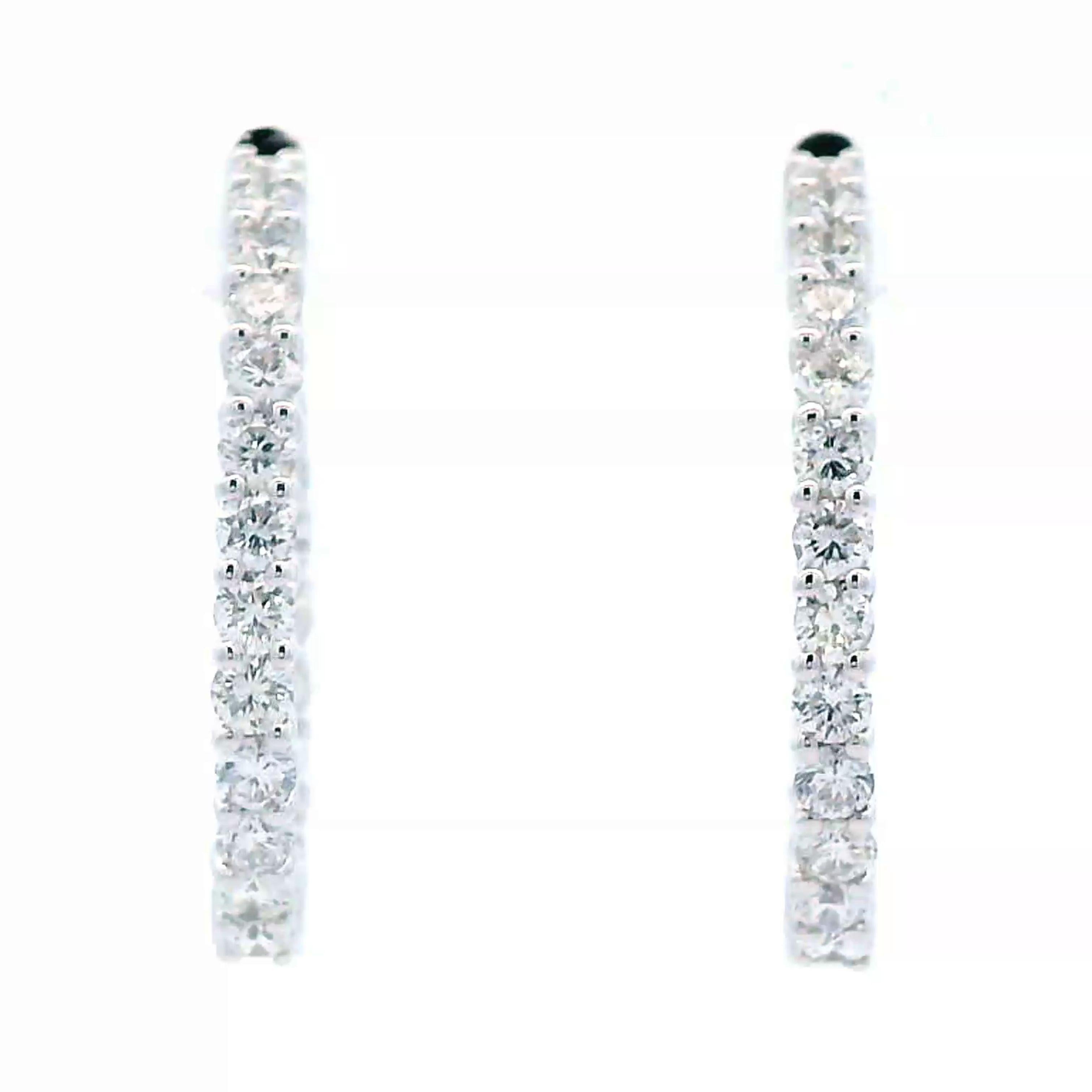 Classici orecchini a cerchio con diamante rotondo.
46 diamanti tondi brillanti, per un totale di 2,11 carati. Colore D-F e purezza VS. Oro bianco 14 carati incastonato a quattro punte, 5,29 grammi.
Su richiesta, una volta acquistato, verrà fornita