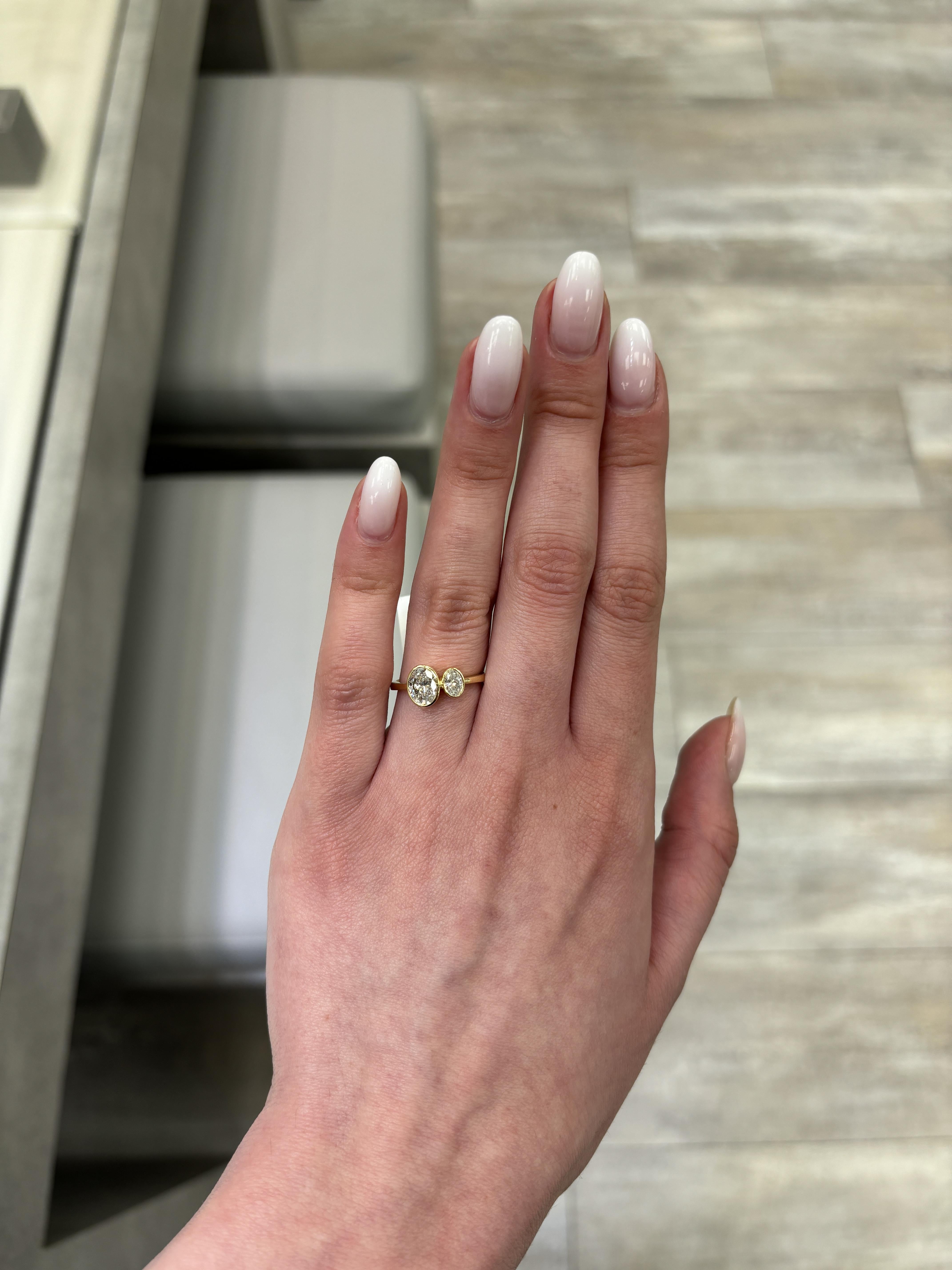 Étonnante bague moderne en diamant flottant à tige ouverte, abstraite toi et moi, par Alexander Beverly Hills.
Poids total des diamants : 1,27 carats.
1 diamant ovale, 1,02 carats. Couleur D et pureté SI1. 1 diamant ovale, 0,25 carats. Couleur F/G