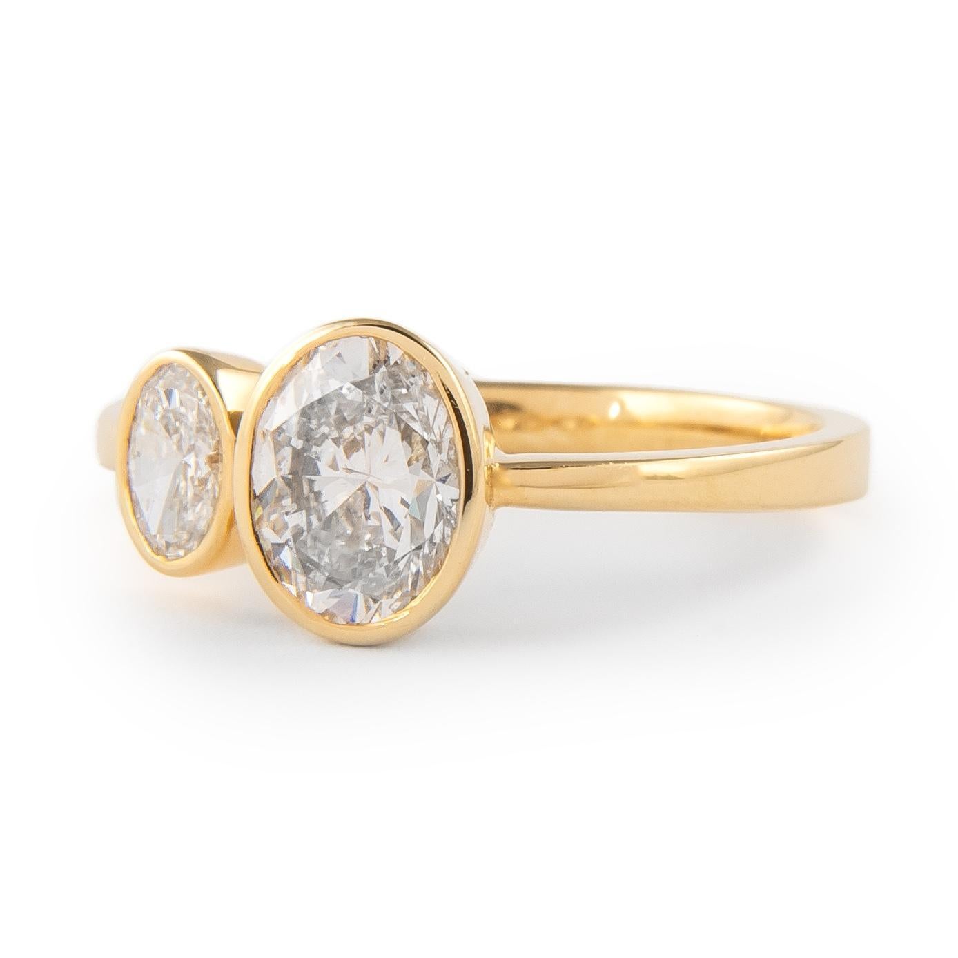Contemporain Alexander Beverly Hills, bague Toi et Moi 18 carats avec diamants ovales et ronds de 2,13 carats en vente