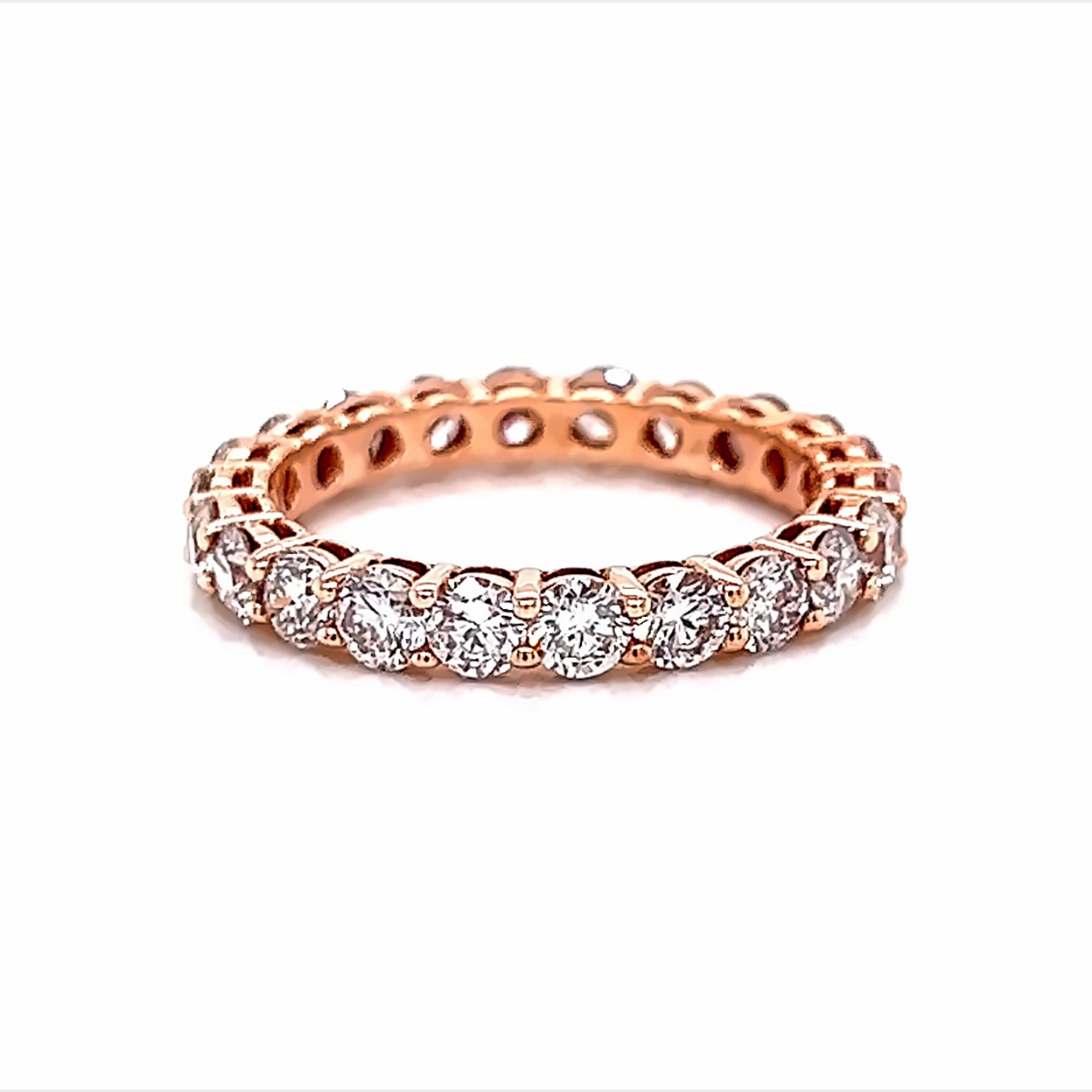 Fascia eternità con diamante senza tempo. Di Alexander Beverly Hills.
22 diamanti tondi brillanti, 2,18 carati. Colore G/H e purezza SI. Incastonato in oro rosa 14k, 2,13 grammi, misura 5,75. 
Su richiesta, una volta acquistato, il gioiello viene