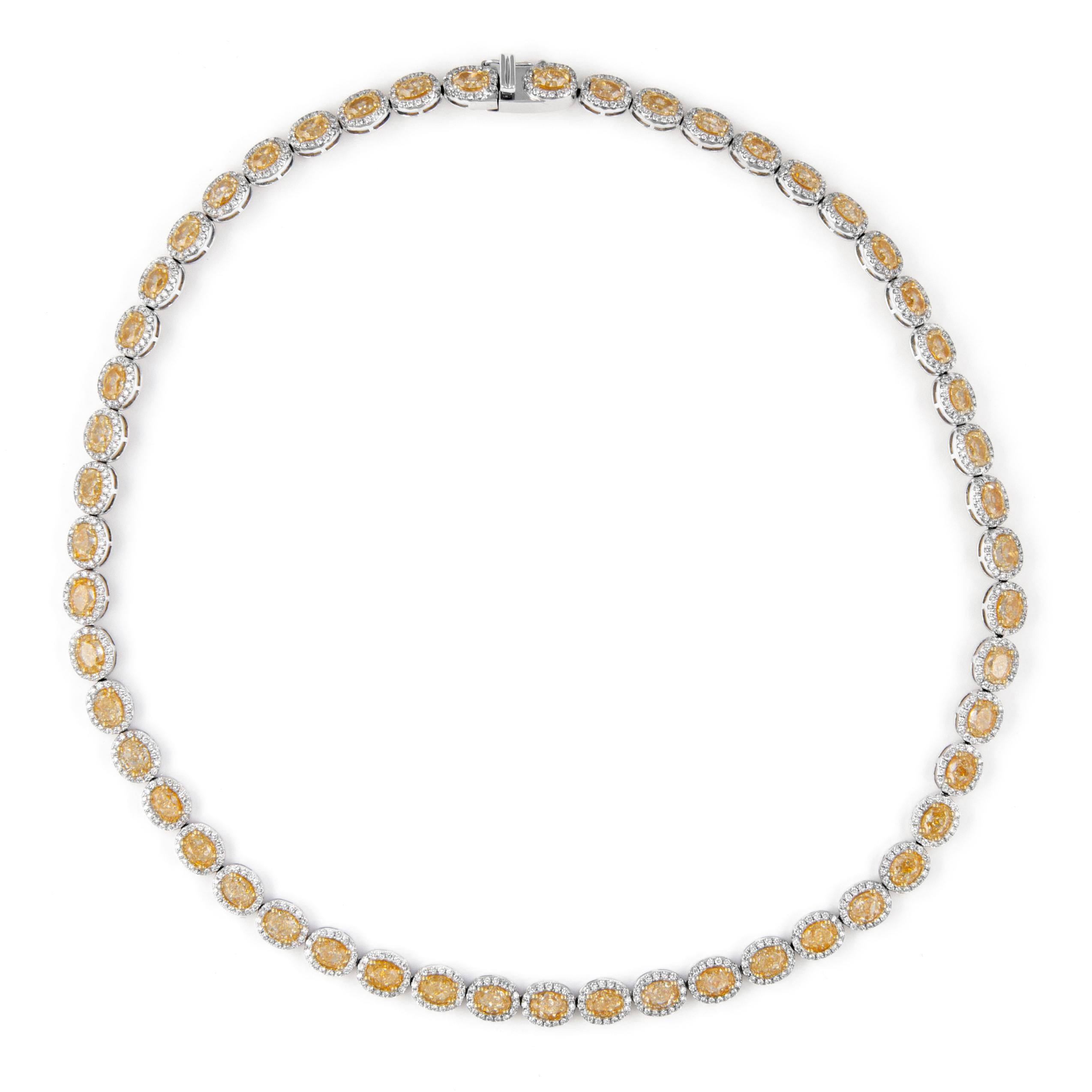 Superbe bracelet en or bicolore 18 carats orné d'un diamant ovale de couleur jaune naturelle, haute joaillerie Alexander Beverly Hills.
Poids total des diamants : 22,37 carats.
52 diamants ovales, 19,28 carats. Couleur jaune fantaisie et pureté VS.