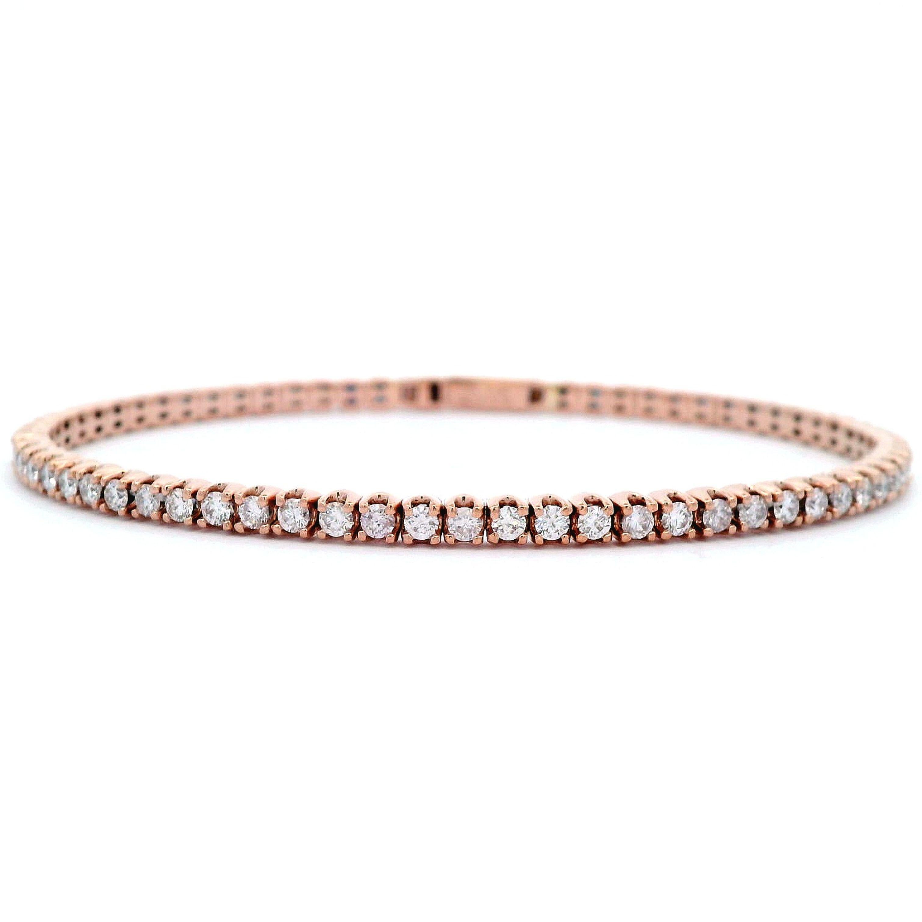 Squisito bracciale tennis flessibile con diamanti moderni, di Alexander Beverly Hills.
93 diamanti rotondi, 2,26 carati. Colore E/F e purezza SI. Oro rosa 14 carati, 8,53 grammi, 7 pollici.
Su richiesta, una valutazione digitale aggiornata da parte
