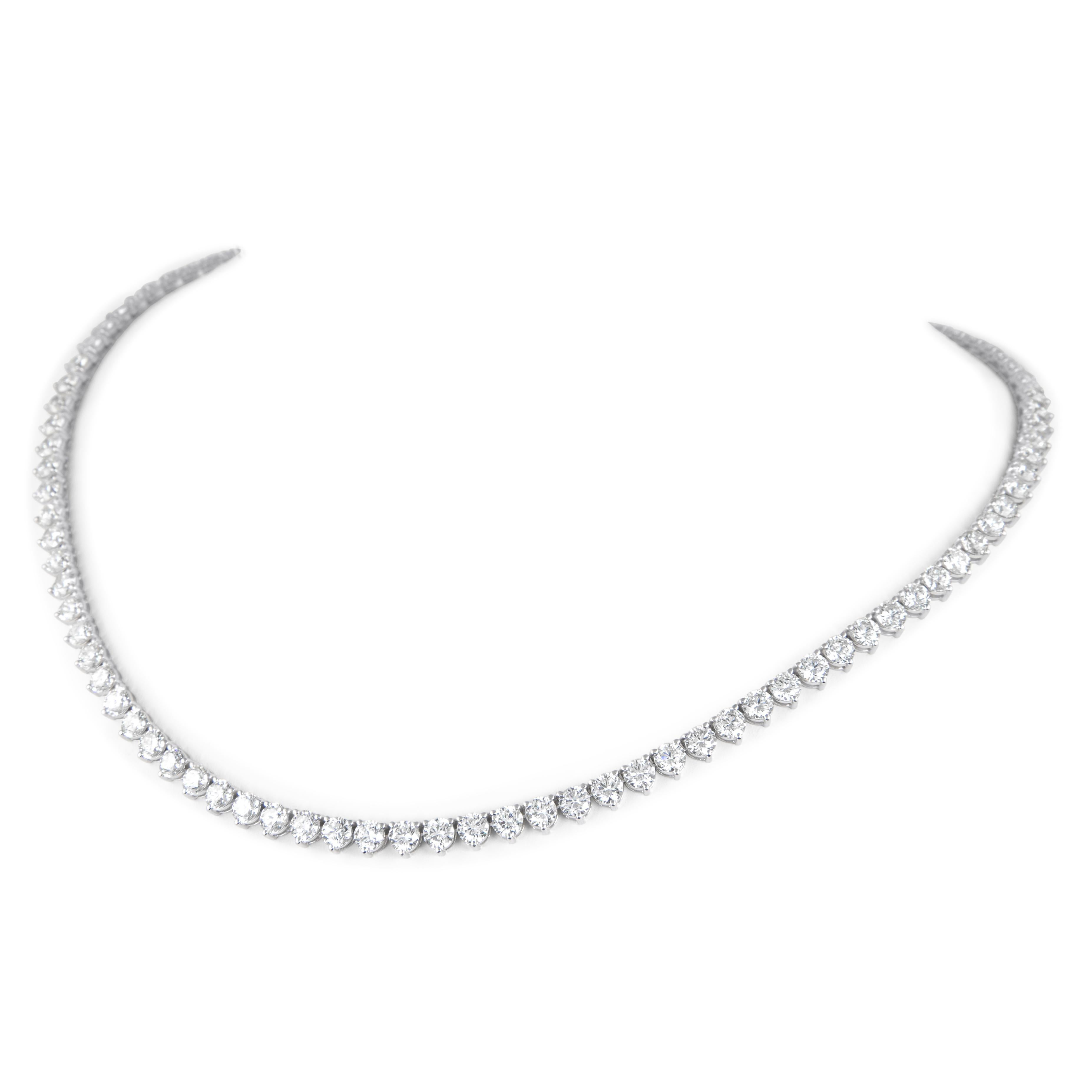 Schönes und klassisches Tennis-Halsband mit drei Diamanten von Alexander Beverly Hills.
98 runde Brillanten, 22,78 Karat. Ungefähr H/I Farbe und VS1 Reinheit. Drei Zacken, 18k Weißgold, 23,21 Gramm, 16 Zoll.
Auf Anfrage wird ein aktuelles Gutachten