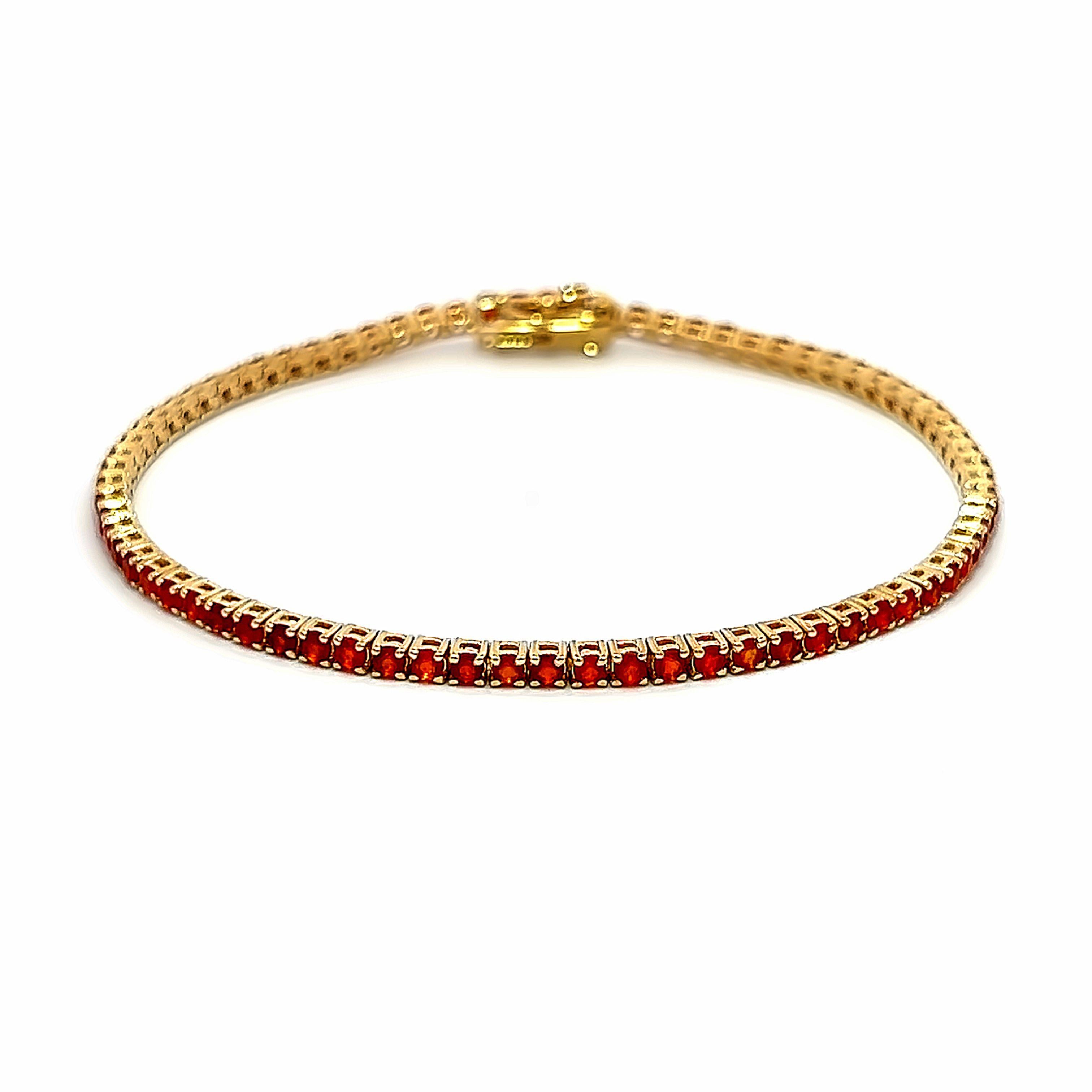 Exquisites Tennisarmband von Alexander Beverly Hills mit einer perfekten Mischung aus roten und rosa Rubinen und Saphiren.
75 runde Rubine, insgesamt 2,30 Karat. Vier Zacken in 18 Karat Gelbgold gefasst, 7,69 Gramm, 7 Zoll.
Auf Anfrage wird eine