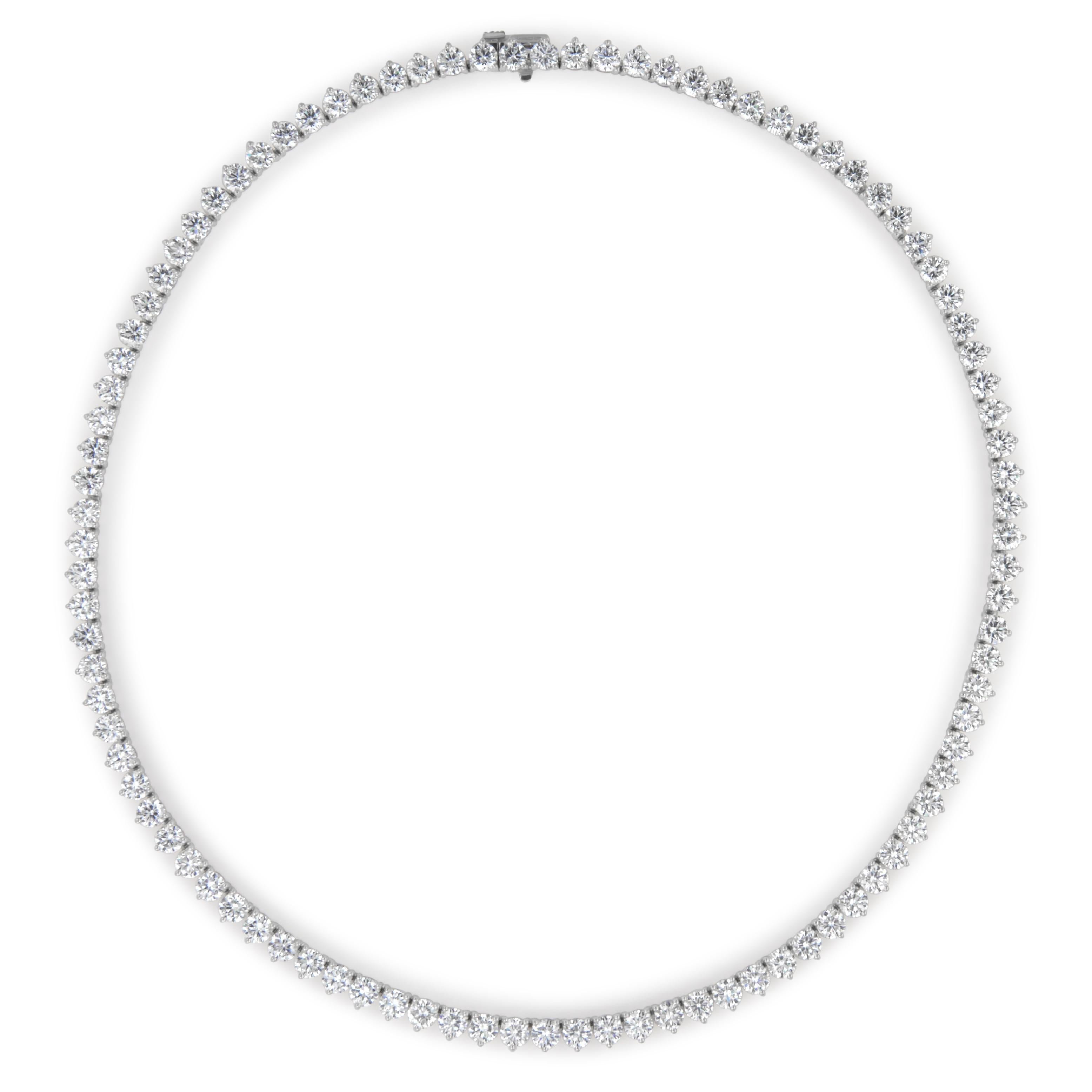 Precioso y clásico collar de tenis de tres garras con diamantes, de Alexander Beverly Hills.
96 diamantes brillantes redondos, 23,31 quilates. Aproximadamente color H y claridad VS1. Tres puntas, oro blanco de 18 quilates, 23,34 gramos, 16